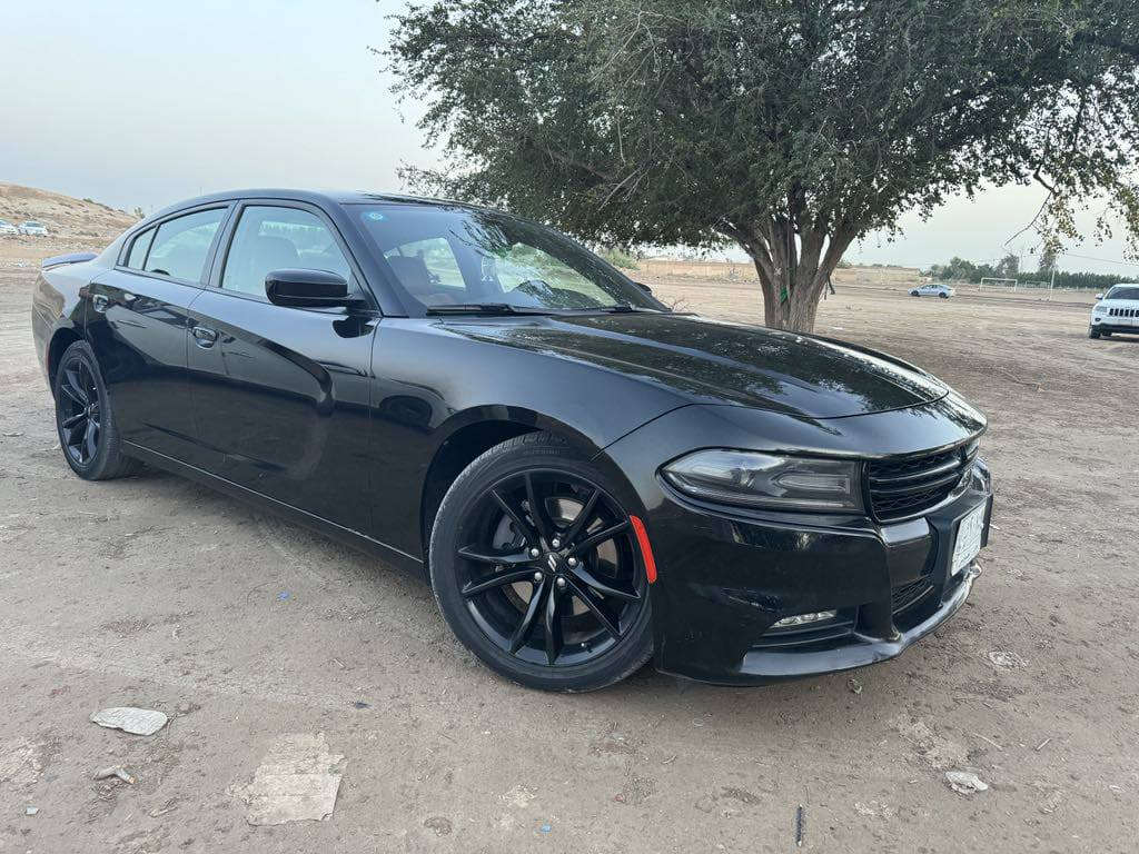 السلام عليكم
جارجر 18 

وارد خليجي 

بيه جاملخ صبغ بدون حادث

محرك 3600

او شويه بارد بل باب 

السياره خير من الله

***********
