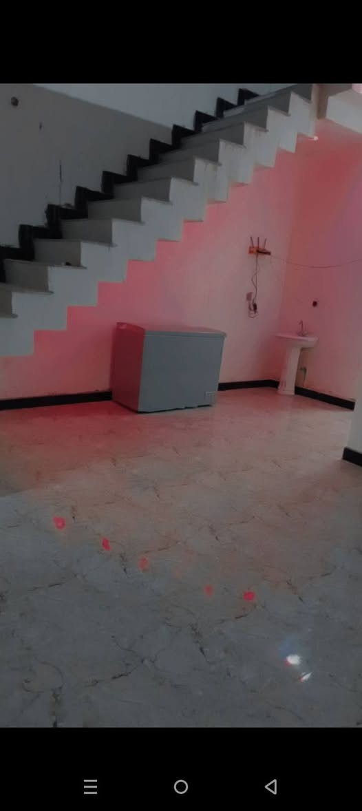 سلام عليكم بيت قاطين في البصره الجزيره باب الهوى بل سوك مال باب الهوى مساحة البيت 150 م الطابق الاول متكون من صاله وستقبال وغرفه وحديقه ومنور وطارمه واسعه ومجموعة صحيات دخال وخارج اما الطابق الثاني متكون من ثلاث غرف وصحيات وصاله واسعه سنة بناء 2023 البيت جديد السعر 120 وقابل للتفاوض للاستفسار ع هاذ الرقم  (  ***********  )
