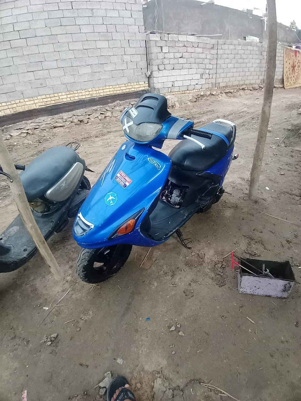 سلام عليكم دراجه البيع فراشه حلوه ونضيفه كهربايات كله شغاله بس تكمه خربانه عوزه تبديل دراجه مكينته ناعمه مكاني رميثه الرقم *********** السعر خاص
