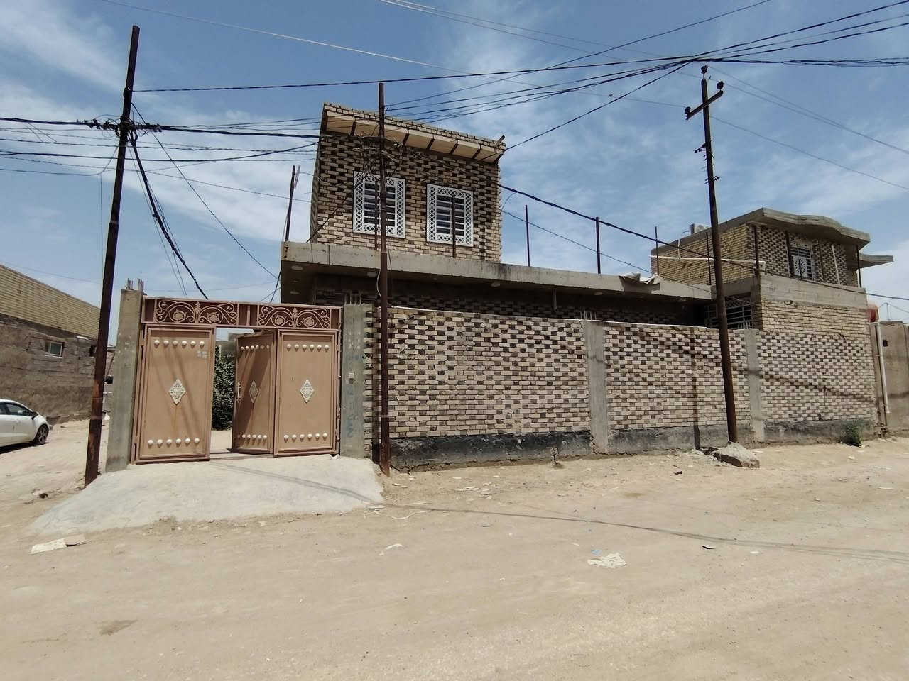 بيت زراعي سند ٢٥ ٢٠٠ متر مربع  ٢٠×١٠ يحتوي على غرفتين غرفه سويت وصاله كبيره. مطبخ صحيات ٣  مع ٤ سبالت LG و مراوح  وبردات وسخان بناء درجه اوله طابوك

العنوان شارع المعمل يبعد عن الشارع العام ٨٠ متر ١٠٠ متر شارع سيد حبيب  السعر ٧٣ بي مجال  ***********

