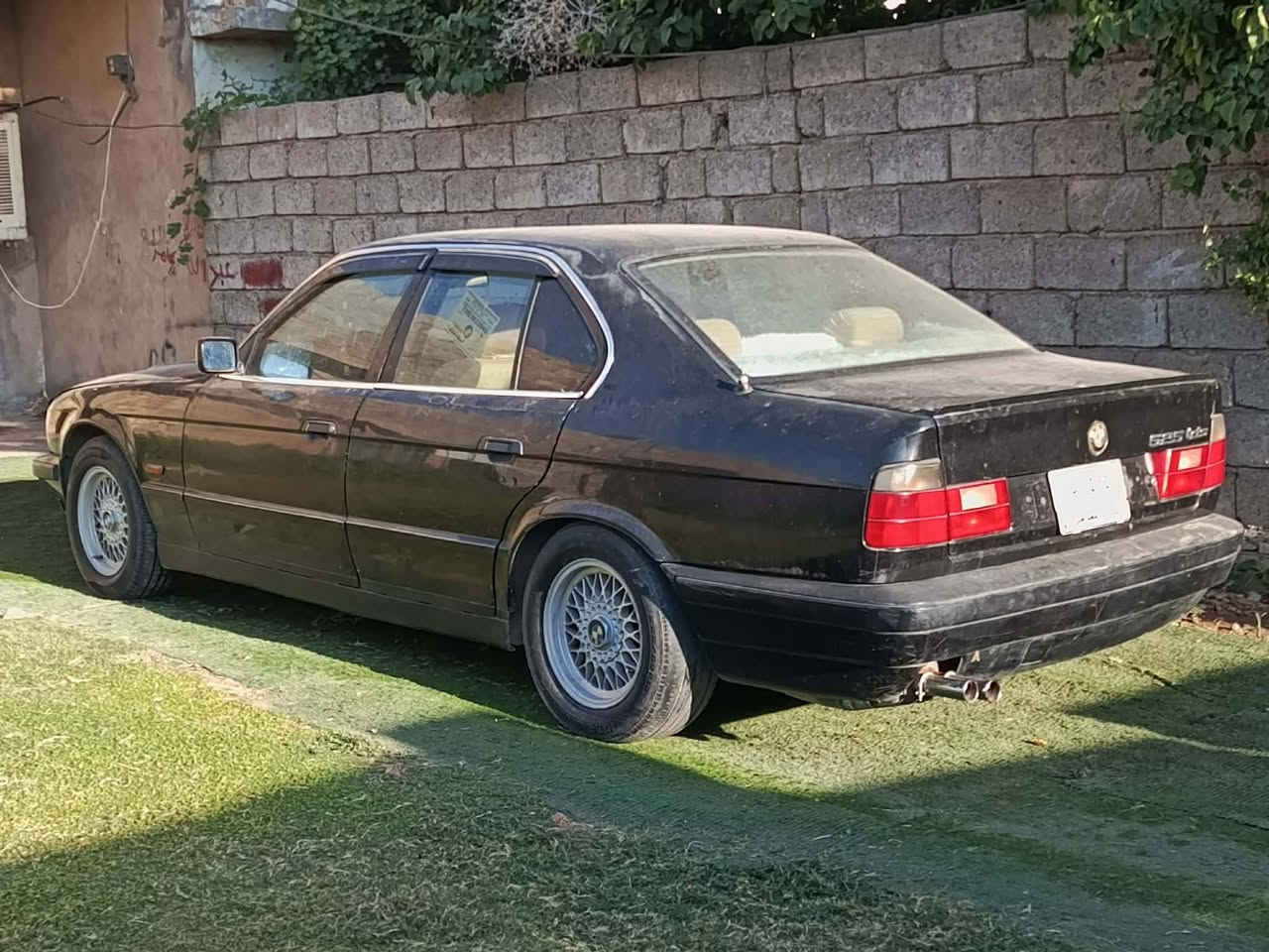 BMW
موديل 1993 حجم 525
محرك كبس تك فانوس 
گير اوتوماتيك 
كابون بانزين سنويه الى 2027
السعر خاص
***********
