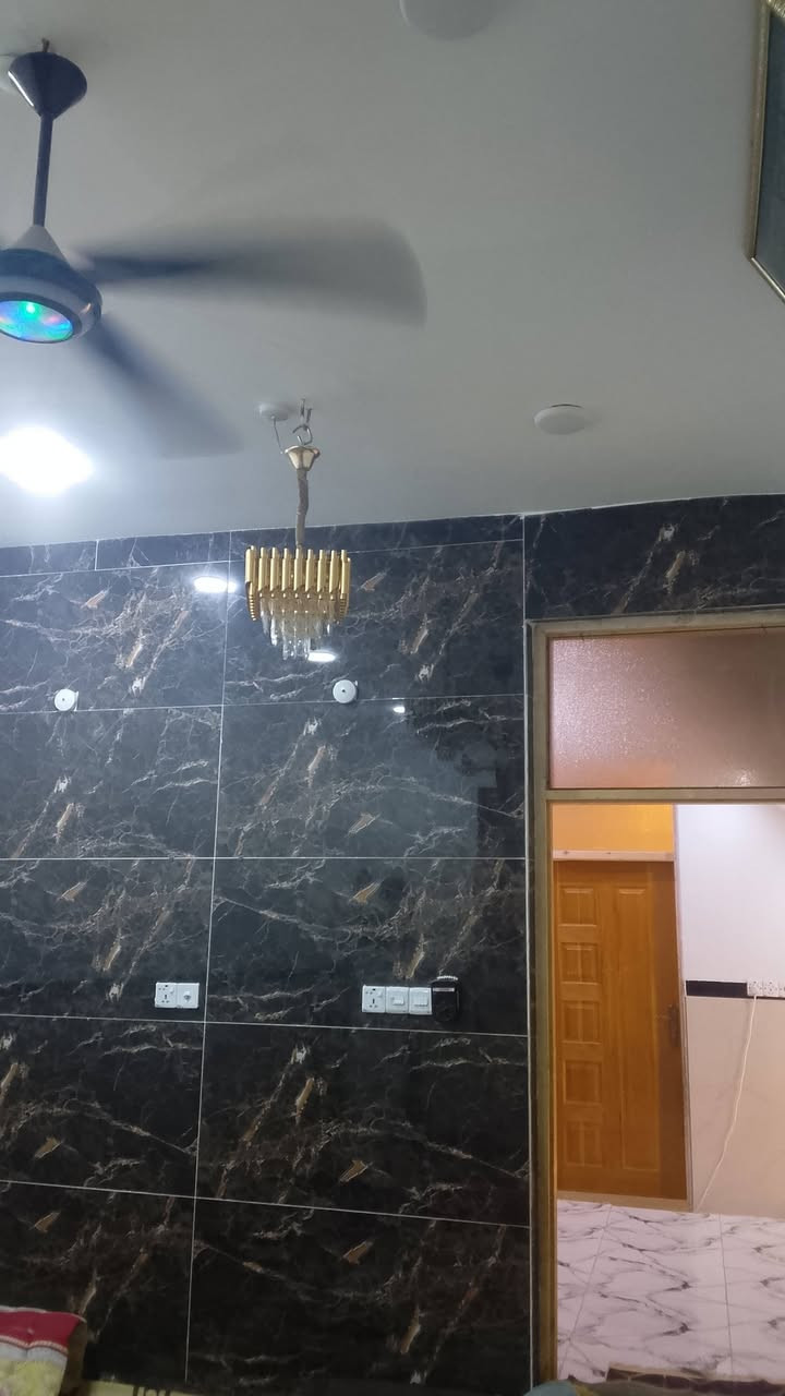 السلام عليكم عندي بيت البيع محموديه احي المرتضى قرب مدرسه سهل الخضر ماء مجاري كهرباء 100متر بناء جديد الستفسار ***********
