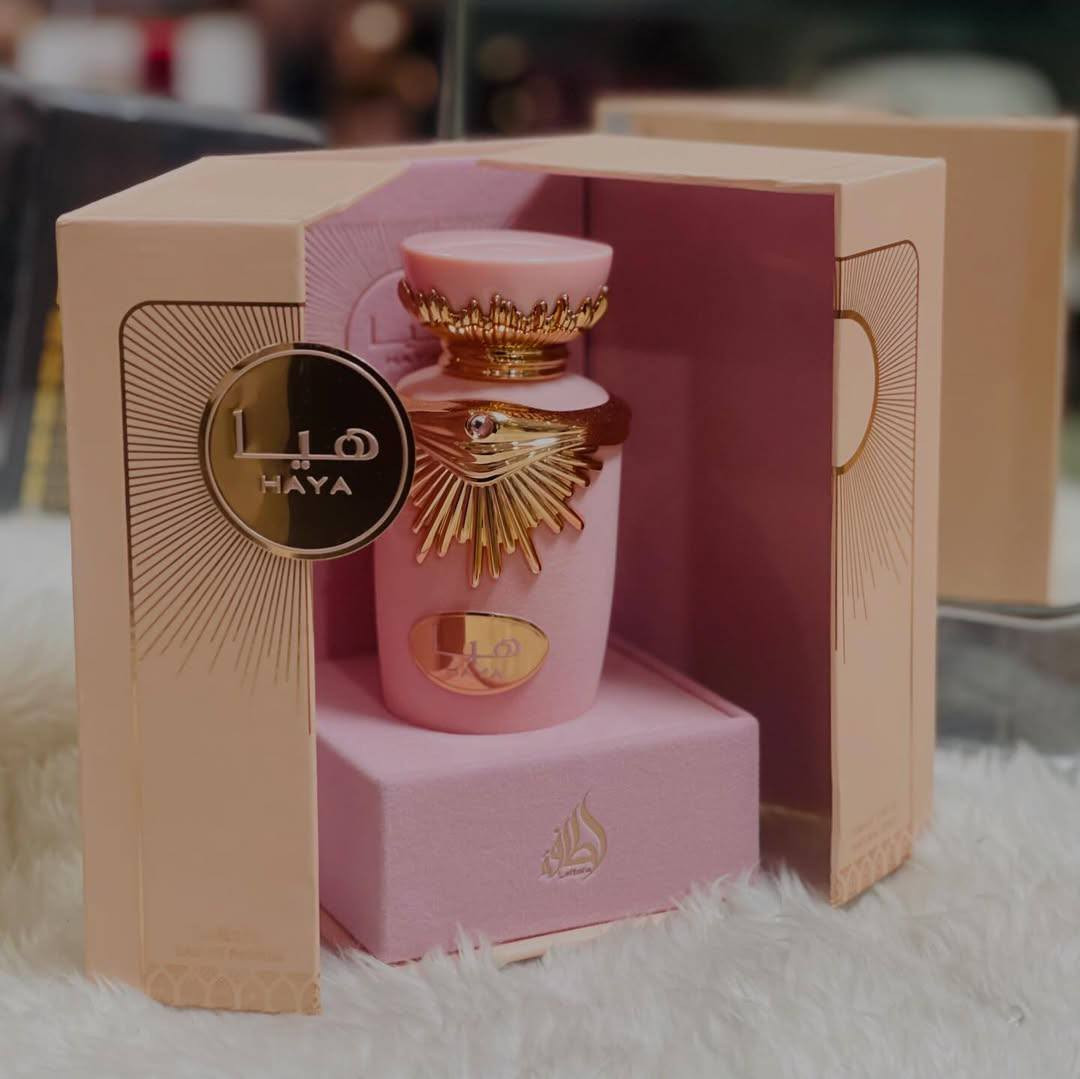 عطر "هيا" (Haya) من لطافة. وهو عطر نسائي يجمع بين النفحات الزهرية والفواكه. 🤩

المكونات: يفتتح العطر بنفحات من الشمبانيا والفراولة واليوسفي والورد والبرتقال الأحمر، يليه قلب من الغاردينيا والياسمين والأوركيد، وتختتم القاعدة بالعنبر وخشب الصندل والكستناء. 🤎✨
النوع: عطر "أو دو بارفان" (Eau de Parfum). 

الوصف: يوصف بأنه عطر أنيق وفخم يمنح شعوراً بالنعومة والجاذبية. 
🔴عطر سكينة (Sakeena): العطر ذو الزجاجة المخملية باللون العنابي. هو عطر زهري - فاكهي - جورماند للنساء، 
🔵عطر إيمان (Emaan): العطر ذو الزجاجة المخملية باللون الأزرق. هو عطر شرقي - فانيليا للجنسين، ويتميز بعبوته الأنيقة المزينة بحواف ذهبية وحجر صناعي. 
كلا العطرين يأتي بتركيز "أو دو بارفان" (Eau de Parfum) وبحجم 100 مل.

#فولو #فولومي #فولورز #اكسبلور_فولو #ضيفوني #الاكسبلور_فولو💕 #بيع_لايكات #لايكاتكم_تسعدني #حب #تعليقات


**إذا كنت صاحب هذا الإعلان وتريد حذفه لأي سبب، رجاءا أرسل رسالة إلى الدعم الفني**