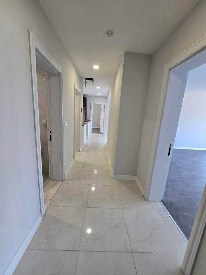 #للايجار 
مجمع الروان السكني حي الحسين قرب كليه الرشيد  مساحه 200 متر ركن.  3 غرف نوم ومطبخ كامل ايطالي وسبالت  عدد 5 اطلاله خارجية طابق 13 عمارة R 8
 ايجار شهر بشهره مناسب جدا
***********i
