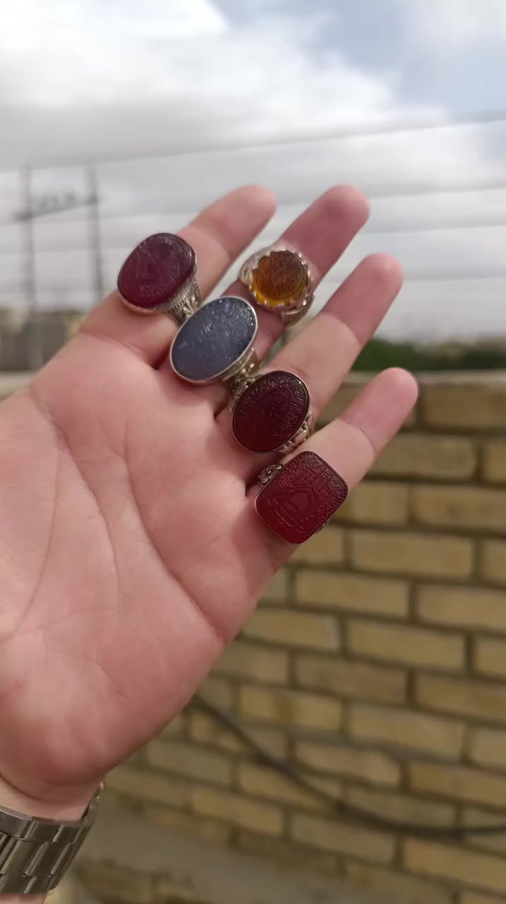 اللهم صل على محمد وال محمد 🌹
خاتم من الفضة  متوج بحجر عقيق يماني الاحمر ⭕
مخطوط  ⭕
روعة من جمال صياغة يدوية تحفة ⭕ 
 للبيع ⭕
يوجد توصيل جميع محافظات العراق ⭕
واتساب ***********⭕
