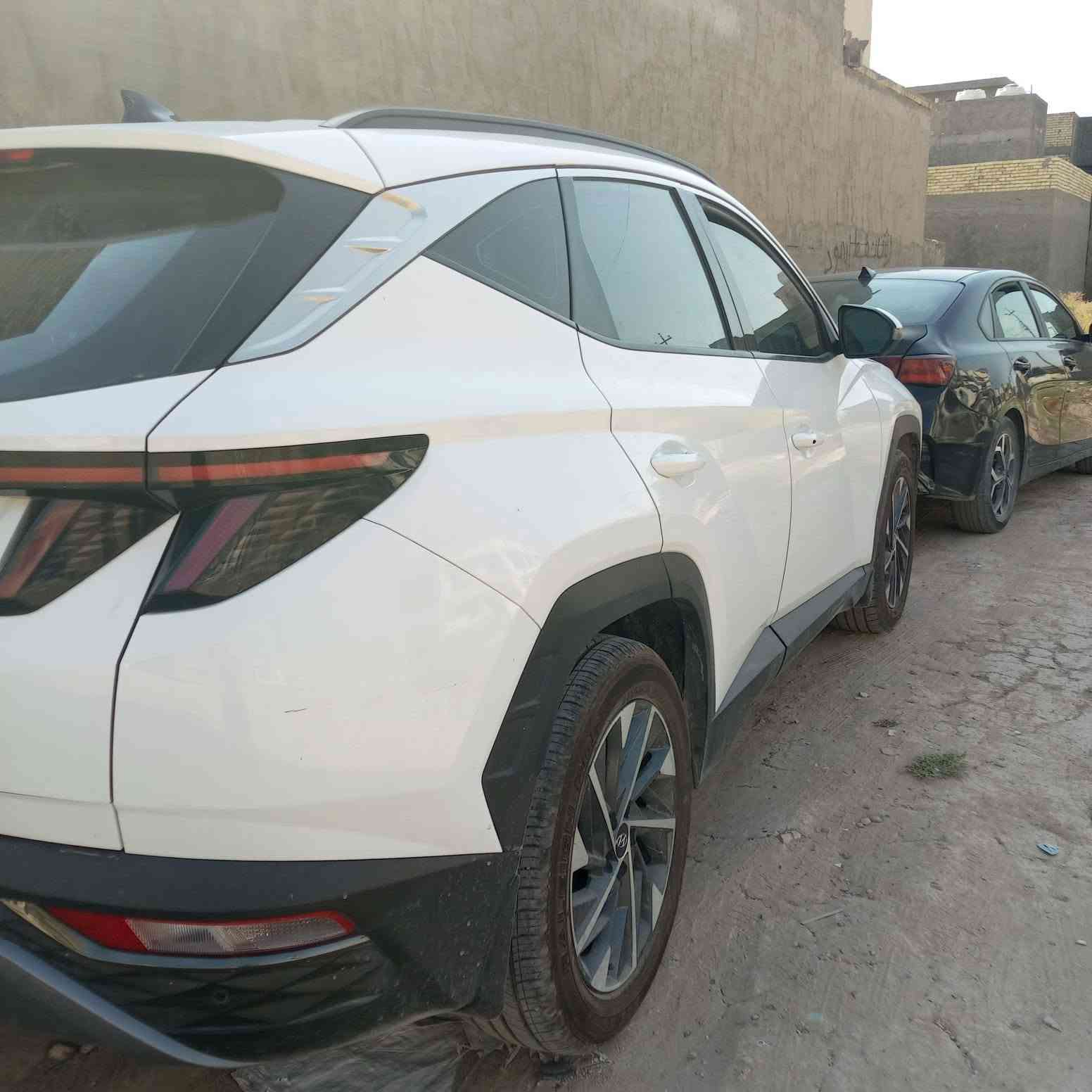 سلام عليكم
توكسان 2020 نص فول
كفاله عاما 
تخم تاير
تبريد
حساسات
تحكم استيرن
امرايات شفط
كامراه خلفيه
سعر 190 مجال حك الجيه
***********
