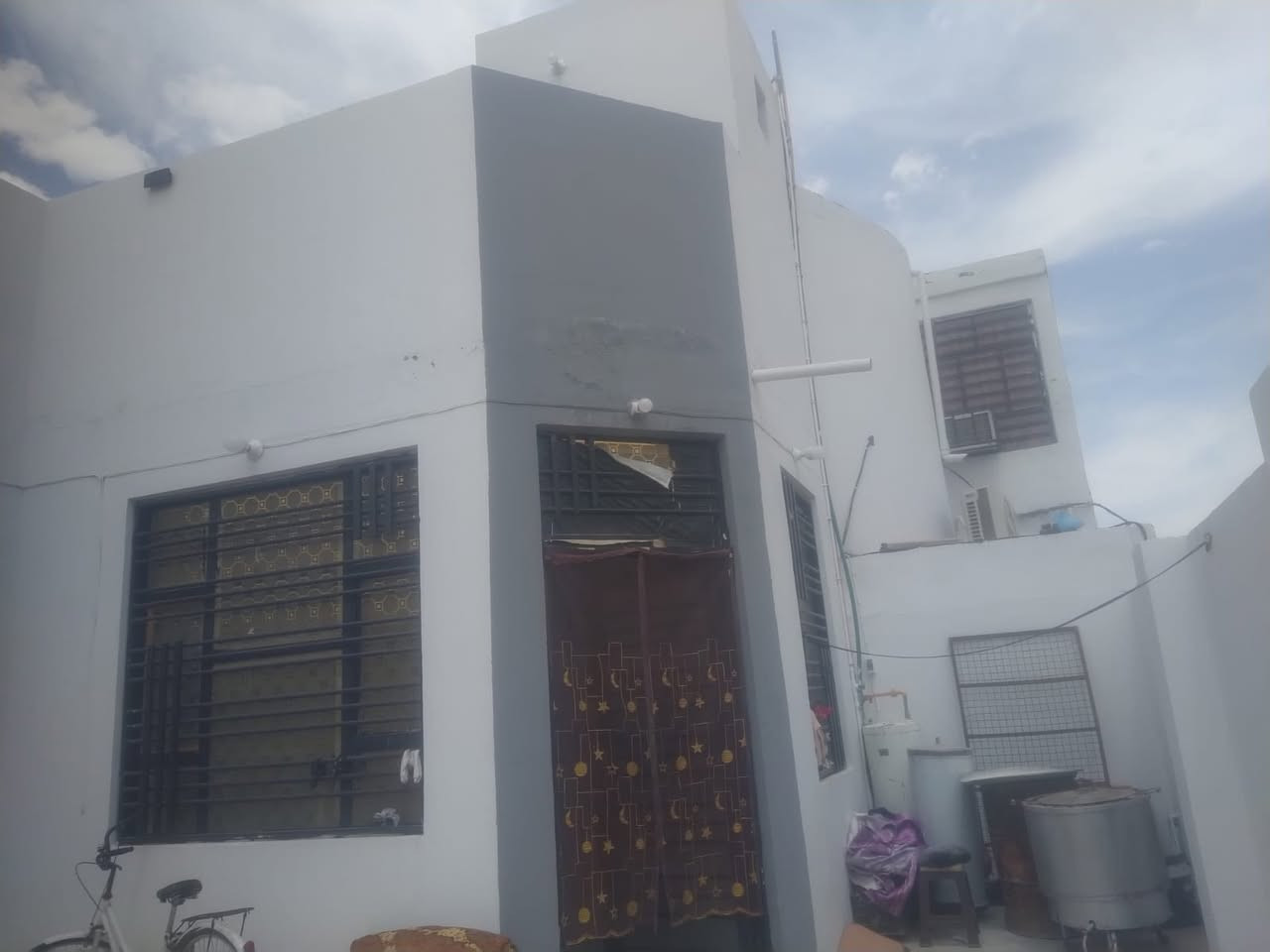 بيت  للبيع مساحة 187 متر. بيت جاهز  بي 4 اغرف اثنين فوك واثنين جوه  وبراني ومطبخ وهول جاهز للأخير 
موقع خلف الملعب  شارع السجاد   بيت مرتب وجهاز


**إذا كنت صاحب هذا الإعلان وتريد حذفه لأي سبب، رجاءا أرسل رسالة إلى الدعم الفني**