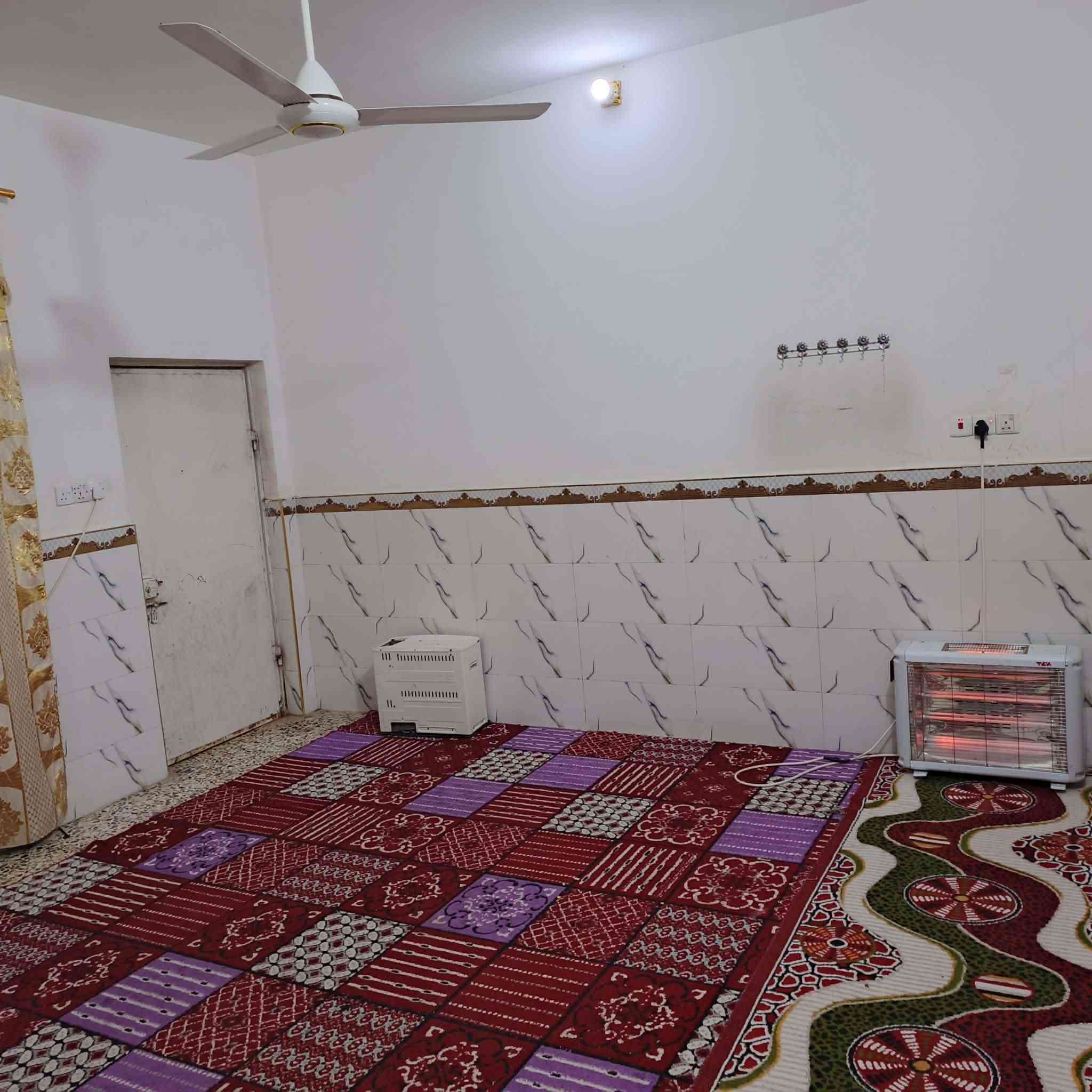 السلام عليكم للبيع بيت طابوا صرف مساحة ١٥٠ غرفة واحده الموقع حي الشهداء نهاية السايدين للتواصل على الرقم : ***********
