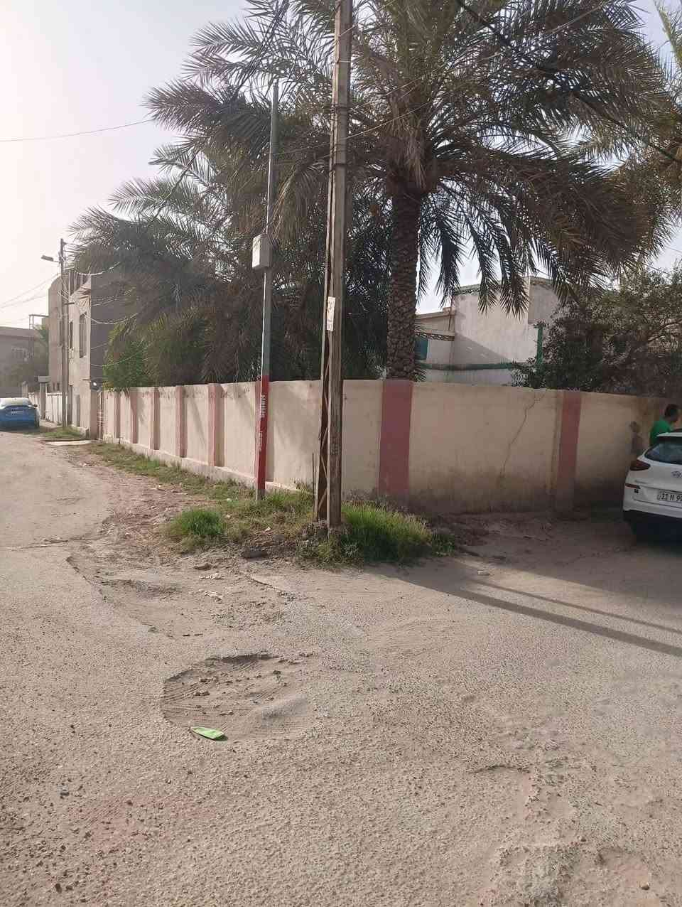................ بيت للبيع.............طابو صرف...... ركن على شارعين عرض الشارع ١٢ متر 
العنوان// حي الأمير فرع الأتصالات بناء قديم صالح للسكن ويمكن ان يستغل مدرسة أو روضة اهلية أو مكاتب تجارية 
المساحة // ٦٥٨ متر...... للاستفسار الاتصال بالأرقام الموجودة ***********/*********** يوجد واتساب
