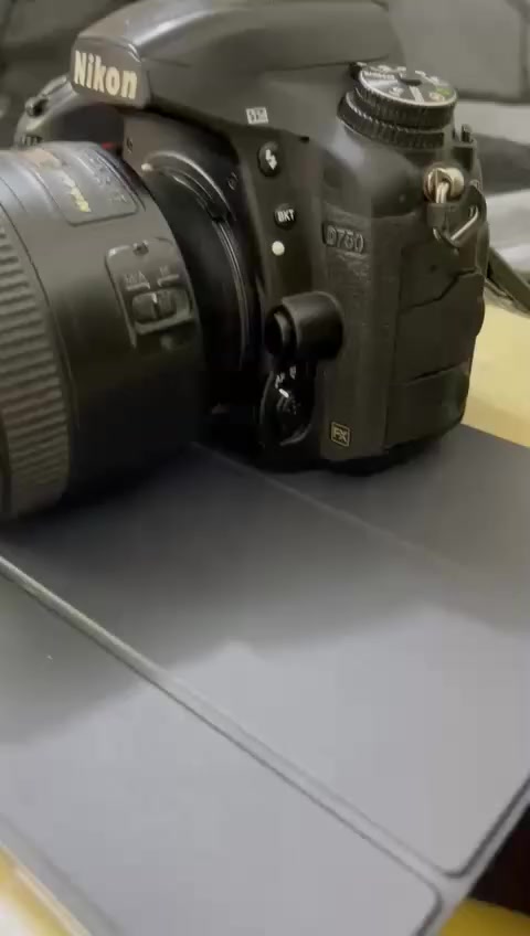 نيكون 750 فول فريم
عدسة 85m فتحة 1.8 
السعر البدي مع العدسه 750 الف 
للتواصل *********** 
عنواني ميسان و متوفر توصيل لكل لمحافضات
