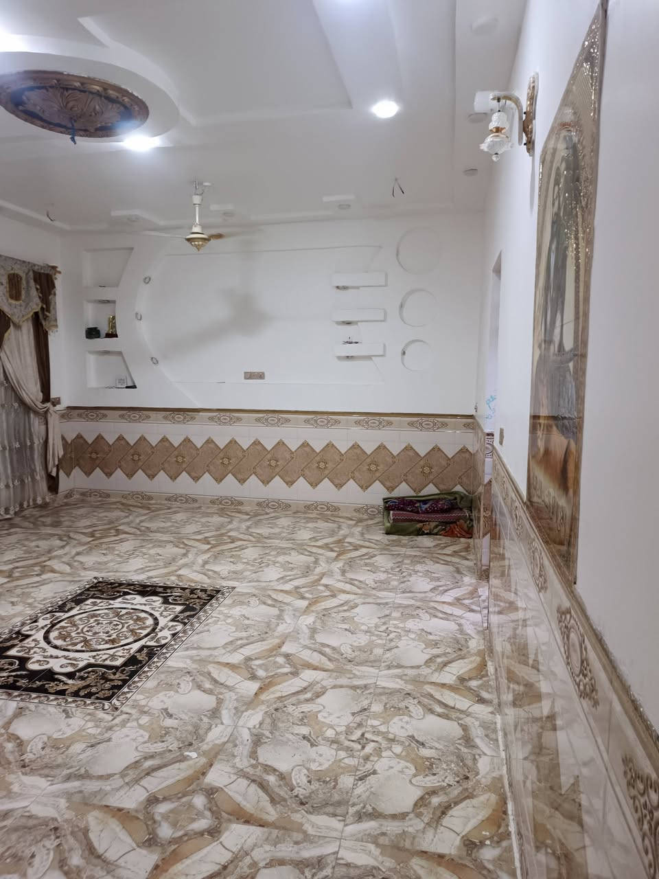 بيت في قضاء الحي منطقه حي الظباط وار قسم البلدي  البيت عباره عن بيتين المساحه 450 طابو صرف تحويل ثاني يوم صب طابرك البيت رقم// 1 // مطبخ سيراميك حديث //3 // طول // العرض// 4//  متر هو صاله //9//متر  طول عرض  //4 // متر   غرفتين نوم 💤 //هول طول 10 متر // 4 ونص // متر  // حديقه كبيره مع صحبات خارجيه سيراميك ////كراج يتسع سيارات عداد اثنين  عرض الشارع عشرن متر مع انترنيت مع موالد ذهبي  هذ تفصيل البيت رقم واحد 
------------------------------
اابيت الثاني عباره عن صاله //8 // متر طول // عرض // 5 // متر  غرفتين نوم 💤  مطبخ  سيراميك حديث  5 //طول // متر //عرض //4// متر حديقه كبيره  صحيات خارجيه سيراميك حديث السعر خاص  ***********
