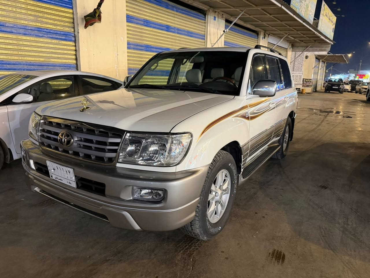 السلام عليكم 
لاندكروز مونيكا 
رقم بغداد تحويل مباشر 
موديل 2000 
السياره صبغ حزام جماليه .( قماره و بنيد بدون صبغ 
السياره كفاله من الحادث . 
جاهزه و كامله مكمله . 
السعر 155 ورقه 
مكان بغداد 
واتس***********
