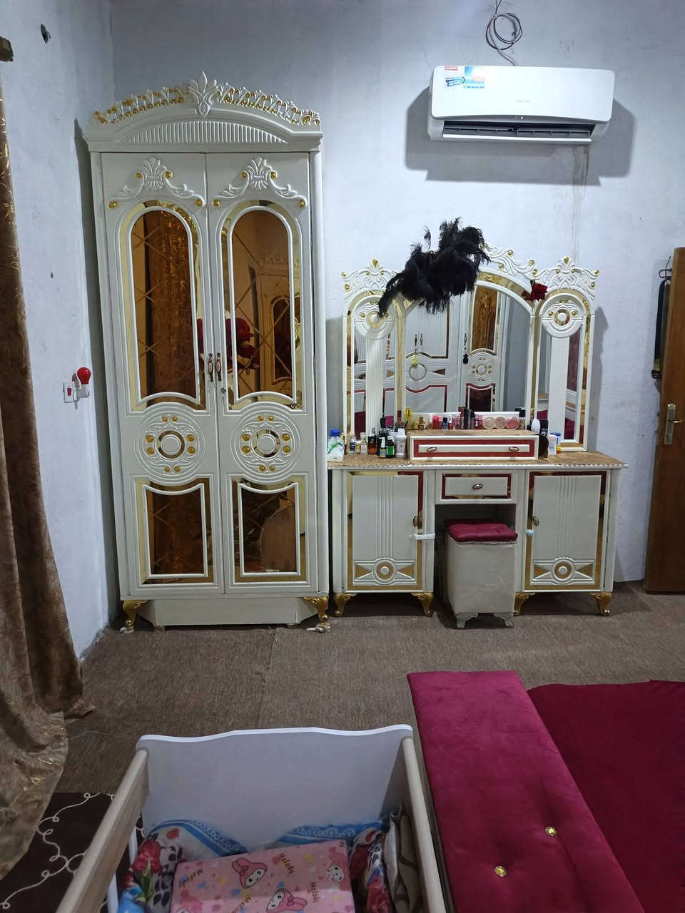 غرفه نوم للبيع اخت الجديده غرفه عراقيه تصميم تركي 
نوع الخشب صاج عراقي من نوع ثقيل 
تتكون غرفه من 8 قطع 
طول كنتور ٣×2 
يتكون كنتور من 8 بال + ملحق كبير 
عنوان بصره ابو الخصيب ***********
سعر 1,700 مليون  وسبعميه
