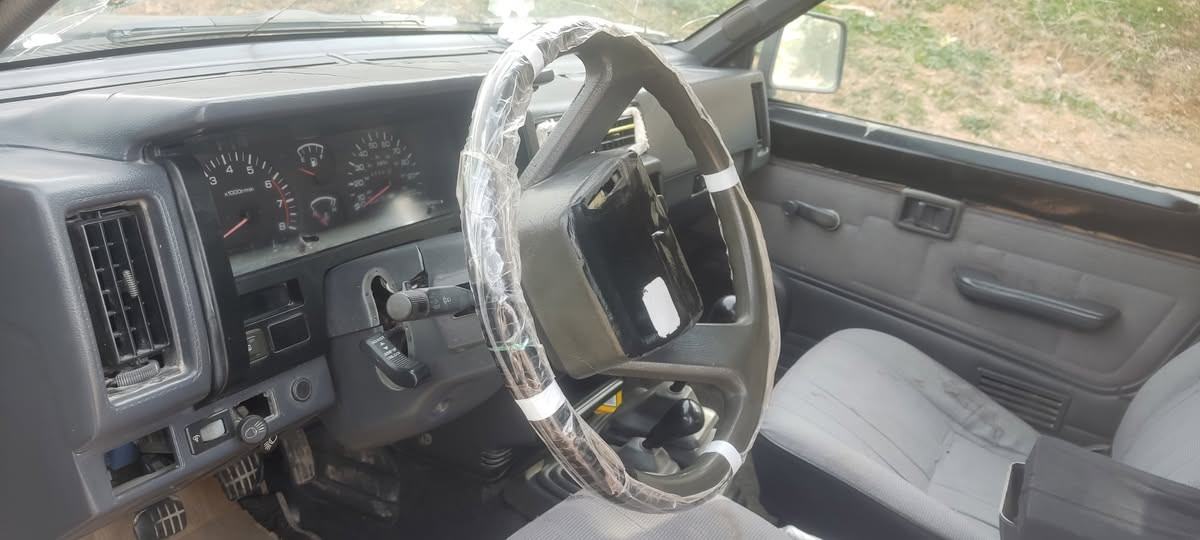 باثفندر 1993
رقم بغداد انكليزي 
صبغ بلادي 
كير مكينه مكفولات  v6
تدفئه تبريد ويه السويچ 
مكان السياره ديالى 
السعر 45 وبيها مجال…

***********
