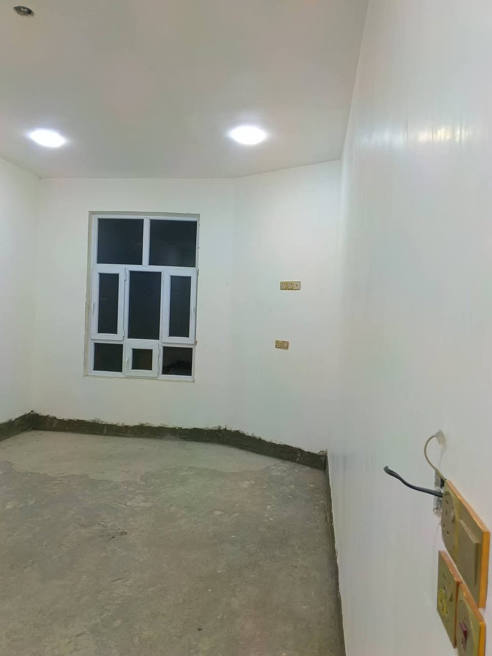 السلام عليكم مبيضجي شغل درجه أولئ جميع مناطق بغداد الكرخ جص وابياض المتر 6 تصفير حمامات ومطابخ المتر 7 تشميع داخلي 2 رقمي بيه واتساب ***********
