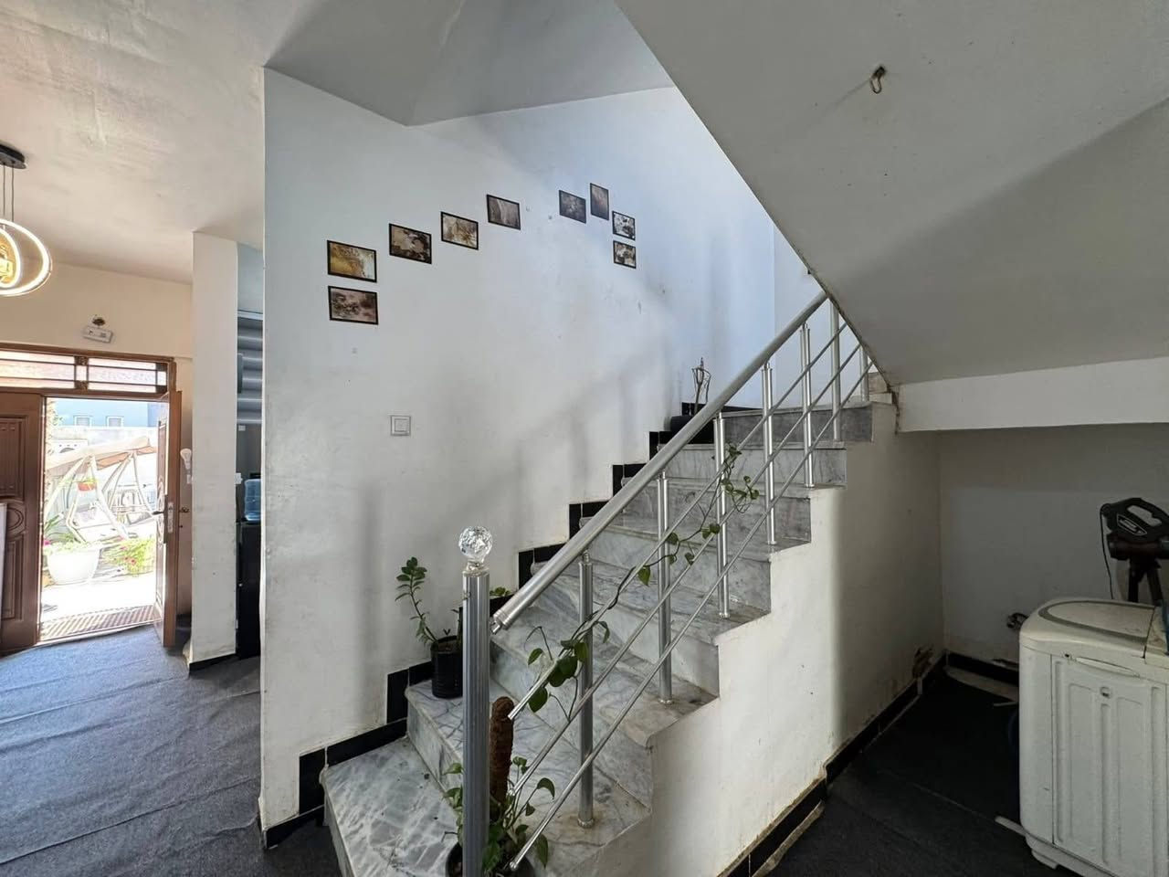 السلام عليكم بيت للبيع مساحه 200متر مجمع السلام السكني طابقين السعر 115وبي مجال بصيط وباقي للمصرف 70 اقصاد  شهري بدون كفيل مكتب إبداع ألاسود للوساطة العقارية التواصل واتساب ***********
