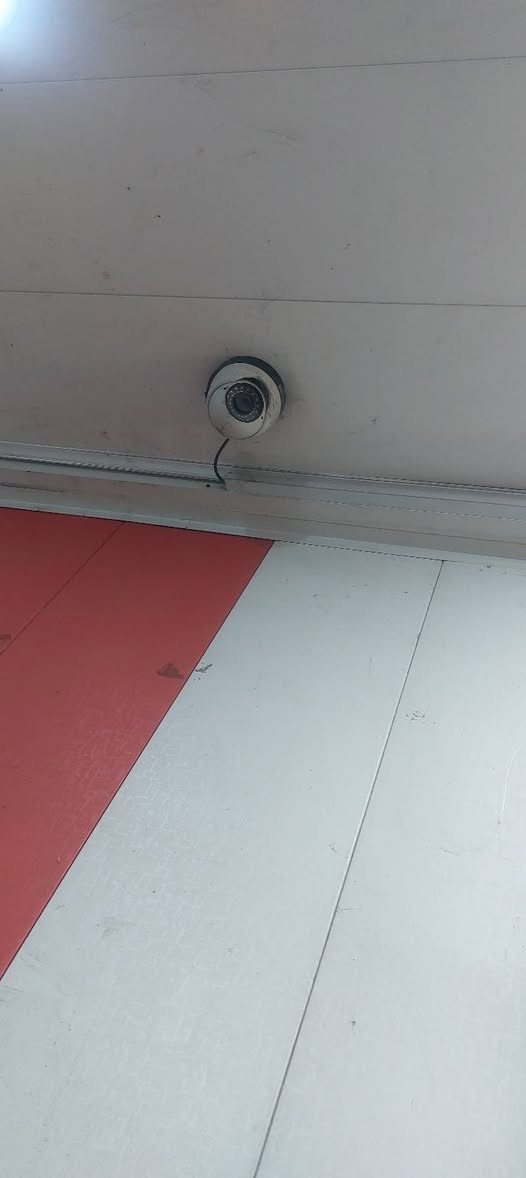 غراض مستعمله للبيع كله مال مكتب موبايل شغال وضمان 
ثلاجه حجم زغير نظيفه ومكفوله من تصليح والعطل شاشه حجم ٣٢ 

فاترينات طرح عدد ٢ قياس ١٢٠ عرض ارتفاع متر وبيه ابواب سلايد زجاج واناره
فاترينا عموديه عدد ١ ارتفاع ٢ متر عمق ٤٠ عرض ٨٠ اناره وابواب قفل 
قنفه مخزن عدد ١
رفوف استعمال عام عدد ٢
قاطع مع باب ppc عرض ٢.٥ ارتفاع ٣ يرهم للمكاتب الكي كارت او صيانه او اي شي مع تغيير فقط اللوكو
برده هوائيه ١٢٠ سم 
كومفيره حجم صغير نضيفه جدا
مراوح سقوف ثانويه ٣ سرع مع الاناره لد وريمونت 
منضومة كامرات وجهاز dvr هارد تيره الف كيكا يسجل شهر و٤ كامرات منوعه 
اخوان الغراض اذا شلعه وحده ابيعهم بسعر واذا مفرد بسعر 
بغداد الحريه 
***********
