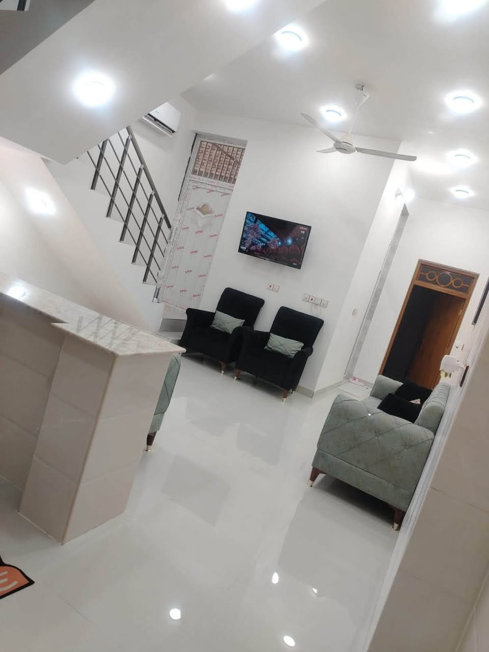 بيت للبيع المكان حي الجامعة زراعي شارع سوات 
مساحة البيت 83 متر  مشمول بالتطويب سند 25 
يحتوي على حمام خارجي ومطبخ مفتوح وصالة وحمام وتواليت داخلي وغرفة نوم ومنور البيت نظيف بناء حديث 2026 والطابق الثاني يحتوي على صالة چبيرة وسطحين  
￼￼￼
‼️البيت يبقى وياه أثاث كاونتر وتخم 
لمعرفة التفاصيل الاتصال على الرقم 
***********
