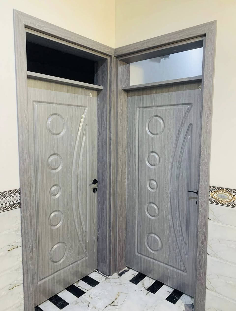 السلام عليكم—كادر كامل    متميز بدقة العمل لديه
مجموعة ابواب داخليه وخارجيه
مميزه 
وبجودة عالية ومتانه قويه 
ضد الخدش وضد الماء وبقياسات مختلفه 
وبانسب السعار  وضمان حقيقي  
يعمل بارتفاع (210)(250)(270)
يعمل بعرض من (97) لحد  110سم)
يوجد لدينا ( كافة ألاوان 📍 والنقشات)
 
اتصال 📞***********_***********
