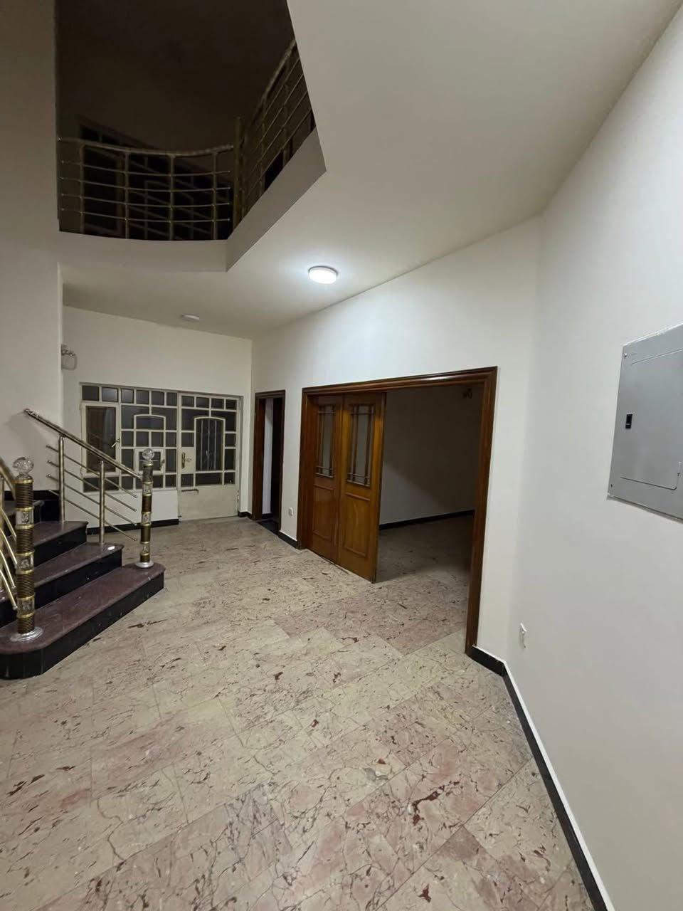 ⭕️.للايجار 

⭕️.دار مساحة 250 متر 

📍.المنصور المتنبي موقع مميز قريب شارع14 رمضان 

⭕️.يحتوي على غرف منام عدد4+صاله كبيره مع صاله داخليه واسعه +مطبخ حار بارد +خدمات صحيه +كراج وحديقه 

🟢.للاستفسار والتواصل /***********

✅.يتوفر لدينا عروض ايجار بمختلف المساحات التجاريه والسكنيه داخل مناطق بغداد كرخ/رصافه 

📍.منصور.يرموك.قادسية.حارثيه.جادريه.عرصات الهنديه.كراده وضواحيها
