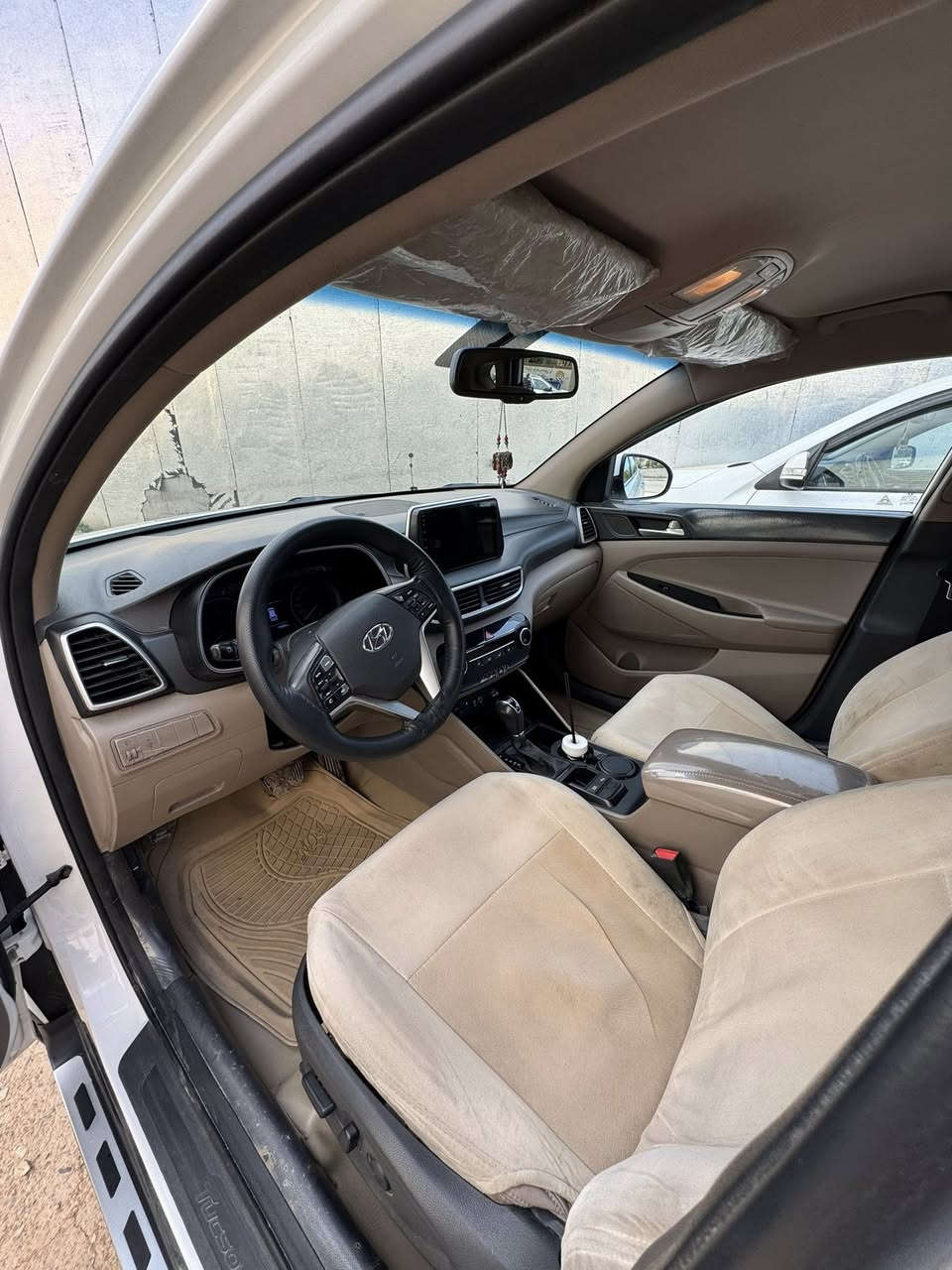 تحيه طيبه …..
للبيع هونداي توسان 2019
خليجي وارد كوري 
ماشيه 90 الف كيلو متر 
رقم سليمانيه وبأسمنا 
مواصفات(بصمه-كشن السائق كهرباء-مري شفط-شاشه ايباد-كامره-ويل كب كروم-اشاير بالمري……الخ)
السياره جديده ومكفوله ماعدا بيها حالوب خفيف جداً 
والسونار مرفق مع المنشور 
مكان السياره ديالى خانقين 
للاستفسار *********** او ***********
