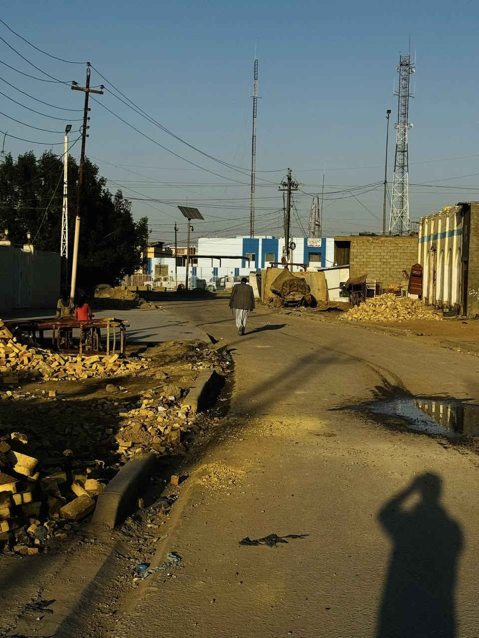 السلام عليكم ورحمة الله وبركاته
اخوان بيت للبيع بالشارع العريض الي مقابيل مديرية شرطة القاسم 
مساحة البيت (150متر)متوفره كافة الخدمات 
السعر (28مليون )وبيه مجال قليل لشراي 
للأستفسار اكثر الأتصال على الرقم. ***********
