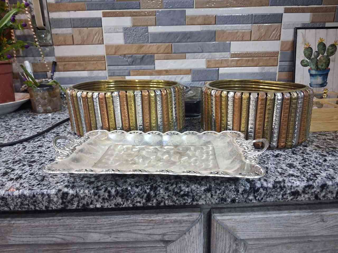 مضيفتين نحاس تركي + مضيف فضة (مطلي فضة) – قطع أنتيكا مميزة
طقم فاخر يتكون من:
مضيفتين نحاس تركي أصلي بتصميم مخدد ومميز
مضيف (صينية تقديم) مطلي فضة بزخارف أنيقة كلاسيكية
✨ القطع قديمة وتحمل طابع أنتيكا جميل
✨ شغل متين وجودة عالية
✨ مناسبة للضيافة أو الديكور الراقي
📏 الحجم: كبير وعملي
💎 الحالة: جيدة جداً كما هو موضح بالصور
💰 السعر: مناسب جداً للطقم كامل
🚚 يتوفر خدمة التوصيل


**إذا كنت صاحب هذا الإعلان وتريد حذفه لأي سبب، رجاءا أرسل رسالة إلى الدعم الفني**