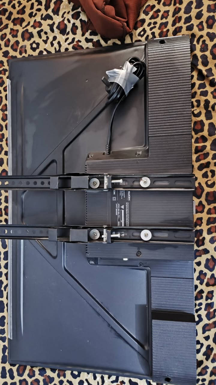 السلام عليكم شاشه حجم 32 شركه TcL الاصليه احسن شركه موجوده بلا سوق حالين قبل 18 يوم اشتريتها علمود سستتم كامرات وبلا خير ماشديتهن الشاشه مامدكوكه اصلن عله حايط الله شاهد ورسوله رايدها 80 وبيها مجال كلش بسيط مامحتاجها شاشه حاطها الرقم *********** وبلا خدمه
