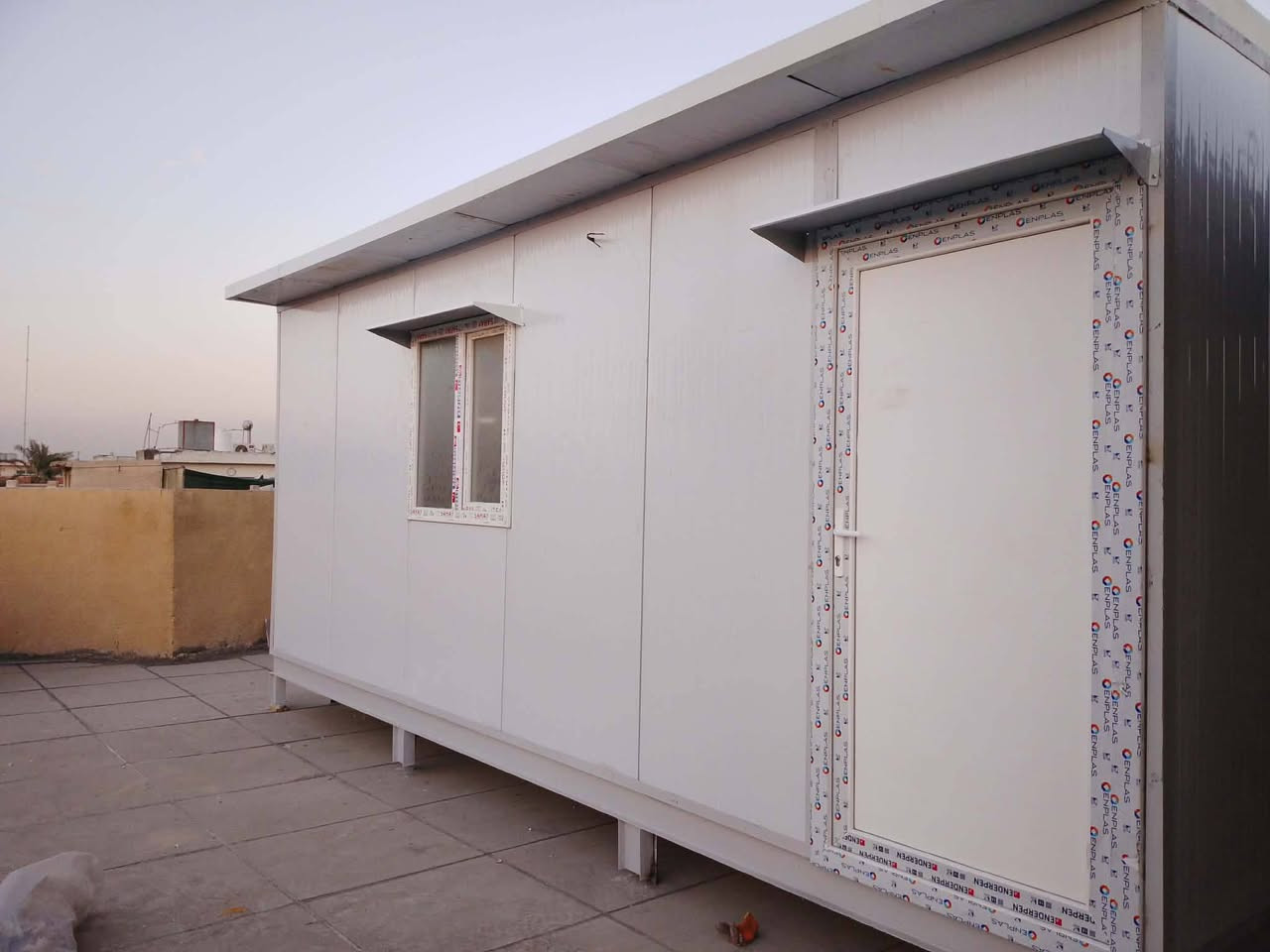 معمل الجبوري للكرفانات ولبيوت ولمزارع جاهزه نشتغل جميع لقياسات موقعي وتوصيل جميع محافظات العراق وبشراف كادر فني تستلم بيت او مزرعه كامله تستلم مفتاح وبظمان 5سنوات من لباب ولرظيه وشباك ولحديد موجود ضد لحريق وعادي لسعار حسب القياسات ويوجد كادر لشغل قطعي رقم للتصال *********** موقع العمل بابل
