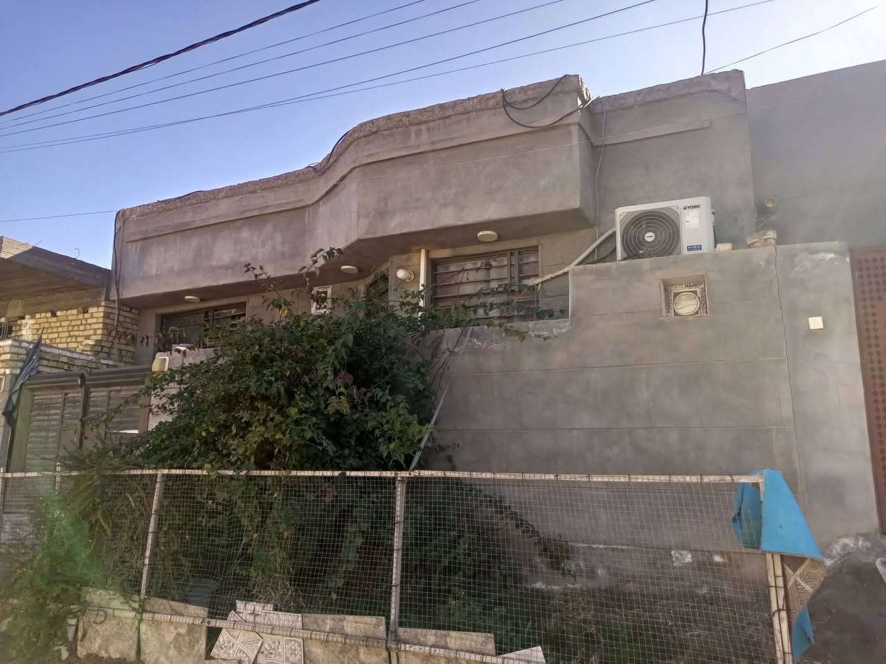 بيت للبيع مساحه 150متر طابو زراعي يحتو على غرفتين وصاله ومطبخ وستقبال وصحيات داخليه وخارجيه بناء طابوك صب مسلح موقع جدا منتاز طويريج حي الجمعيه شارع ابو سيود قرب شط شارع 8متر الاتصال ***********/***********
