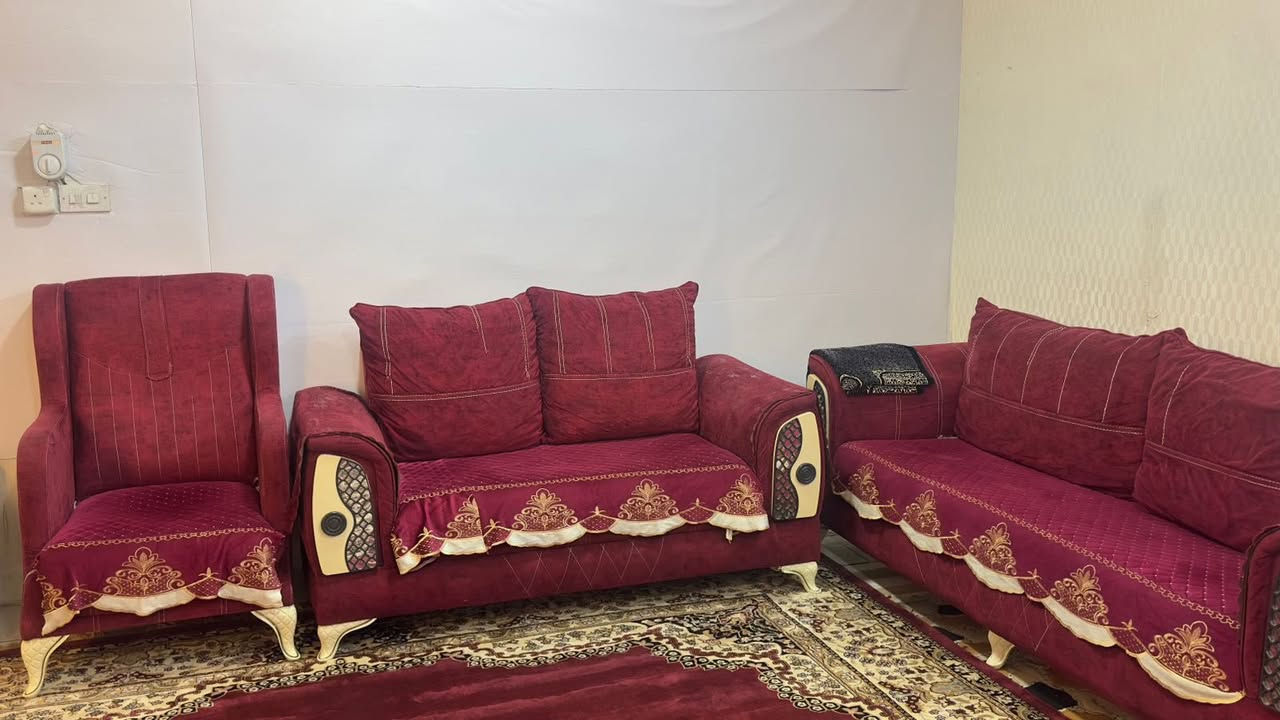 تخم  تركي خشب بلوك نظيف سرير ومخزن  قياس المقعد ٩٠ حجم كبير  وكعدته مريحة     سعره ٦٥٠ بيه مجال بسيط


**إذا كنت صاحب هذا الإعلان وتريد حذفه لأي سبب، رجاءا أرسل رسالة إلى الدعم الفني**