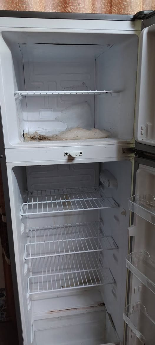 ثلاجه للبيع نوعيه رويال الرحمن نظيفه حيل استعمال قليل مواصفاته موجودة بالصورة سعرها 200 وبيها مجال اتصل او تعال خاص ***********
