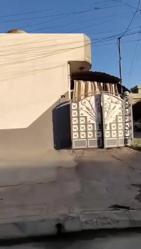 دار للبيع 
حي السماح الثانية قرب جامع فاطمة الزهراء 

المساحة 125متر ركن طابق واحد 
شارع 20متر عرض
دار نظيف وحلو 
غرفتين نوم وهول واستقبال 
طلب السعر 110مليون وبيه مجال 
للاستفسار اكثر 
الاتصال على الارقام 
***********
***********
مكتب دار الزهور للعقاراتوالمقاولات العامه
