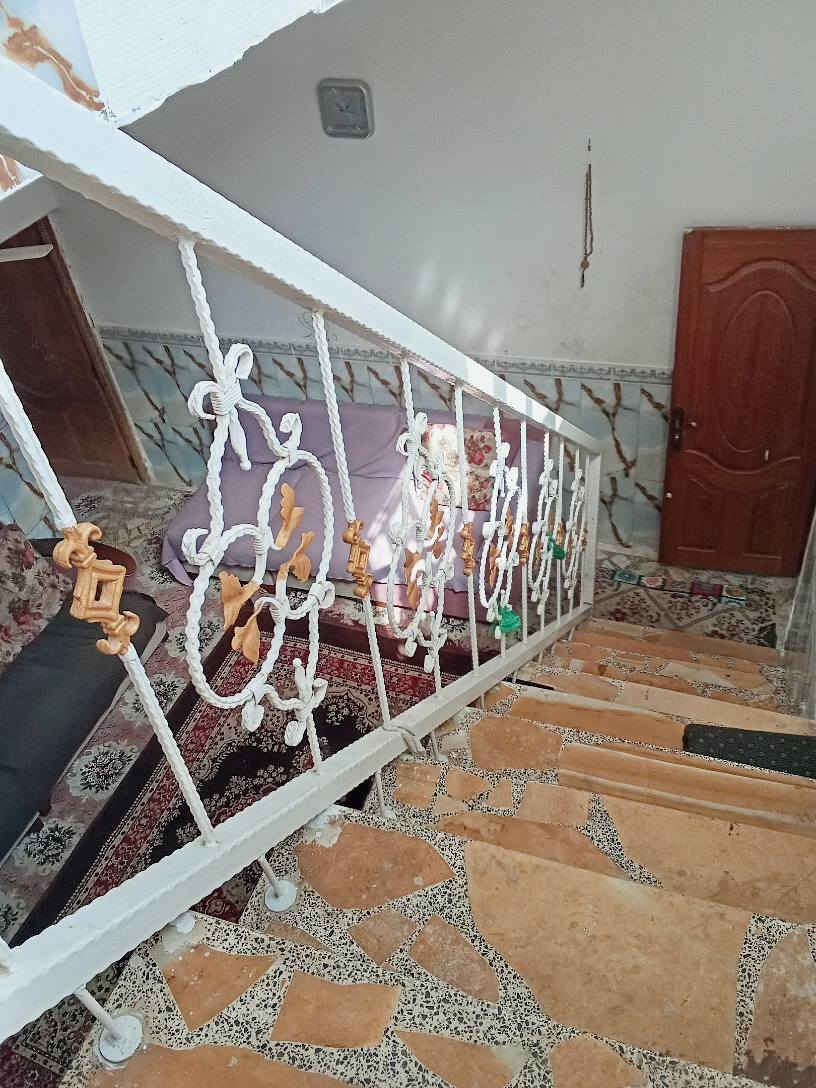 للبيع 100 متر  اساس صب سقف صب كونكريت 45 ملم يحتوي على غرفه وصاله ومطبخ استقبال طارمه سطحين حمامات عدد2 بيت بناء جديد بلوك طفيلي ارتفاع 70 عن الشارع *********** قرب عيادة البراكه فرع حسينيه يعسوب الدين النجف, العراق
