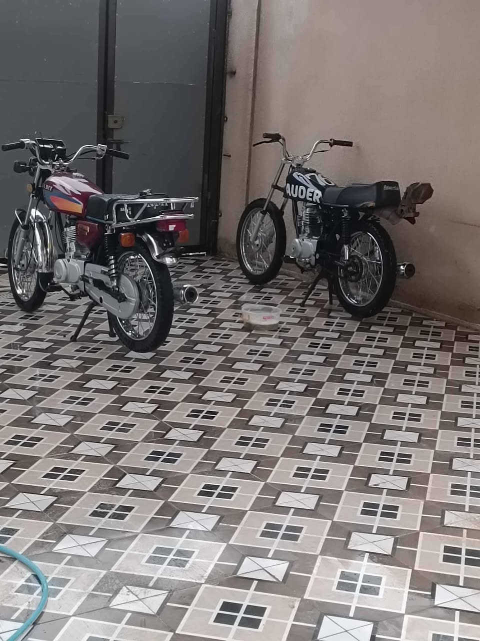 للبيعع ثنينهن الحمره انتنس مكينه مامتفيلسه بعده شهر من مشدوده ومرقمه دراجه خير من  وسنويه وزرنكي اوراق مكينه شلامجه 23الشراي يراسلني واتساب وفيس موجود ***********،
