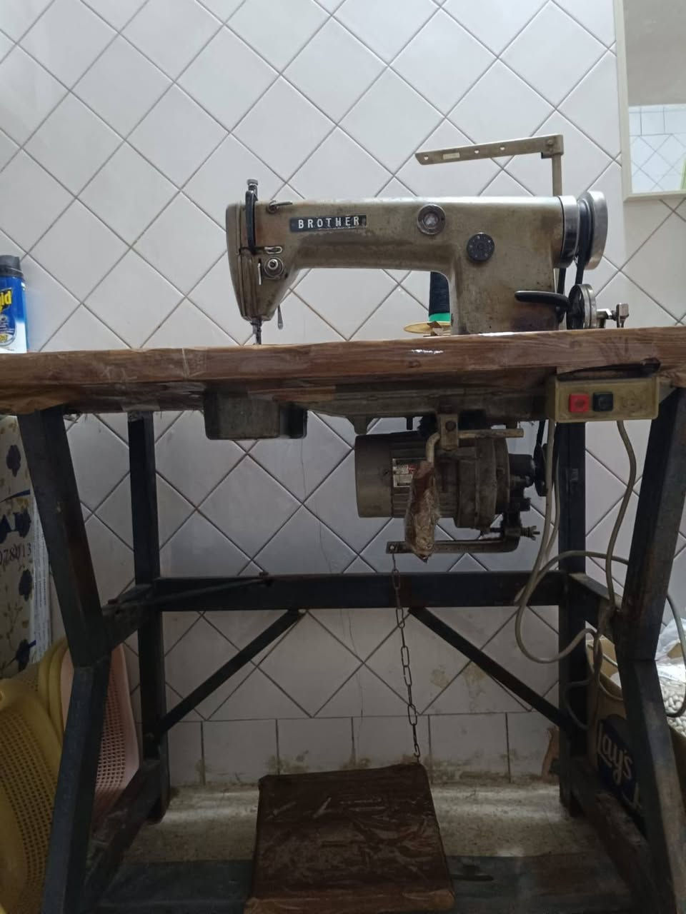 سلام عليكم
ماكينة خياطة Brother صناعية قديمة، تشتغل بمحرك كلتش 200 واط ياباني (Matsushita/National)، مناسبة للخياطة الثقيلة وتتحمل شغل قوي.
بيها بكرات تخيط جلود
سعرها 350 وبية مجال بسيط

لتواصل : علئ الخاص او الرقم
( ***********)
