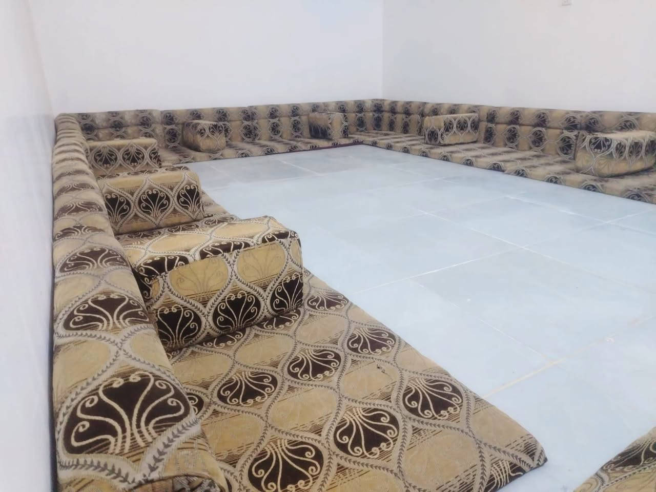 جلسه عربيه ١٥ متر سعرها ١٦٥ مكانها نجف حي ميسان مقابيل العسكري *********** بيه وتساب النجف, العراق
