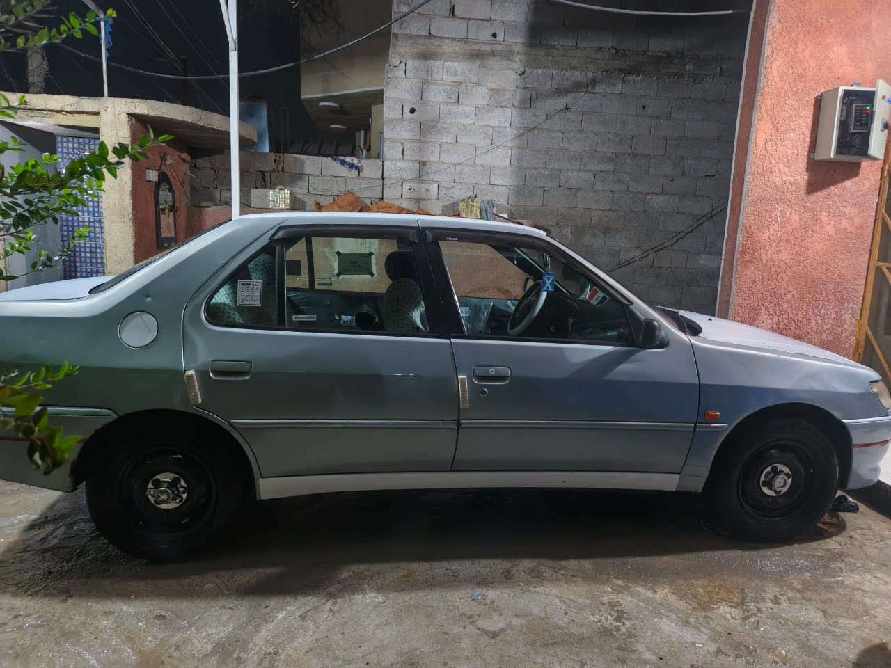 السلام عليكم بيجو 306. 2001 سياره لون سمائي تايرات جدد لايت زنون سماعات شوفر بيه فقط الجاملغ الامامي بي مرجع بارد السياره باسمي رقم بغداد
عنوان بغداد يم القوس مال بوب الشام 
رقمي ***********
