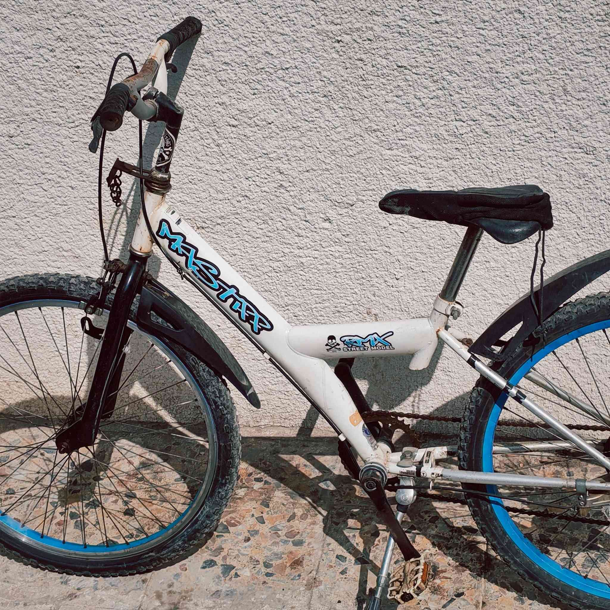 السلام عليكم عيوني بيسكل ياباني اصلي والله يخبل وكلشي شغال بي بريكات امامي خلفي ناقصه بس عگرب التواصل واتساب *********** مكاني بغداد الشعب
