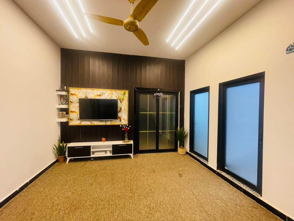 السلام عليكم ورحمة الله وبركاتة
بيت للبيع كامل سيراميك ارضي وجداري السقوف جبس بورد البيت كله حته البيتونه ملبوخ البيت كله من الخارج حته السياج من الداخل 
ديوان كامل للخير الديوان 6x4
غرفتين  وحدة 6x4 والثانية 5.70x4
مطبخ 3.60x4
غرفه الأطفال 4x 3.60
مدخل البيت 6x4
موزع 8x4
درج دائري بدون سيراميك 
بيتونه 8x4 
غرفة مخزن فوك السطح 4x4
حمامات خارجيه كامله 

مشتمل خلف الدار غرفه 5x3.60 وهول ومطبخ مشترك 
حمام خارجي 

قطعة مقابيل البيت مساحتها 750 متر بيها بتلو كامل 

الخدمات الماي والمجاري وشارع كلشي متوفر 

كلهن سند 25 سند ونسخة من الطابو باسمي 

أبيعهن كلهن سويه 
الدير قرب مدرسة الكندي 

***********
***********

