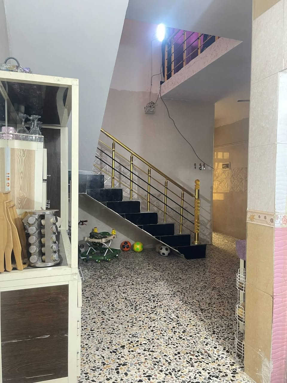 مكلف بالنشر 
مشتمل 100 متر زراعي  قرب قاعة بغداد مجاري كهرباء كاملة البيت جاهز للسكن طابق واحد  غرفة واستقبال وحولي وخدمات كاملة سعرة 67 وبي مجال قليل الاتصال على الرقم *********** علي
