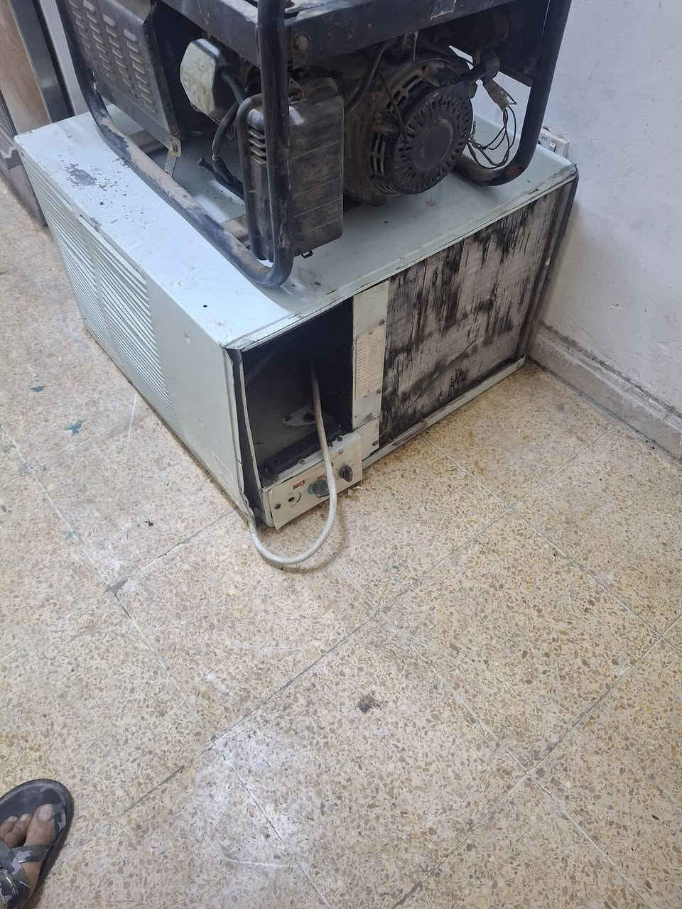 مكيفات كرافت عدد 2 ثلج تجي تفحص وتاخذ قفل اثنينهم 300 بدون عمله ليحب يتصل ***********
