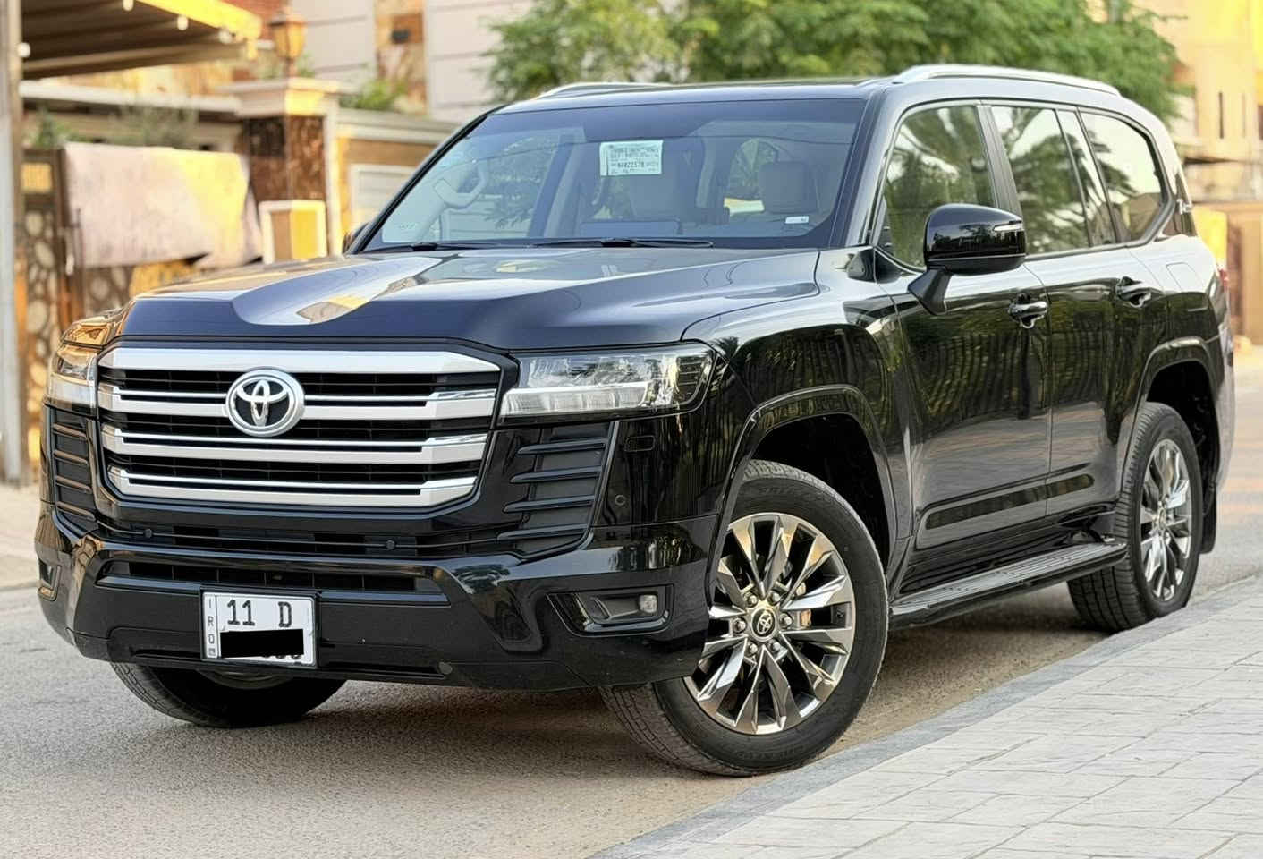سلام عليكم .... 
اخوان عندي لاندكروز 2022  ساز اصلية بدون اضافات لون اسود 
مكفوله من الضرر والصبغ مغلفة PPF بالكامل  رقم بغداد بأسمي هزه جديدة وتحويل مباشر ماشيه 52 الف  وسعرها 61800$   واي استفسار هذا رقمي *********** مكان السياره السيدية  
مواصفاته 
محرك 6 سلندر 4000
تشغيل عن بعد
سلايد 
كشنات جلد 
تبريد كشنات 
اربع كامرات 
باب خلفي كهرباء 
شاحن
