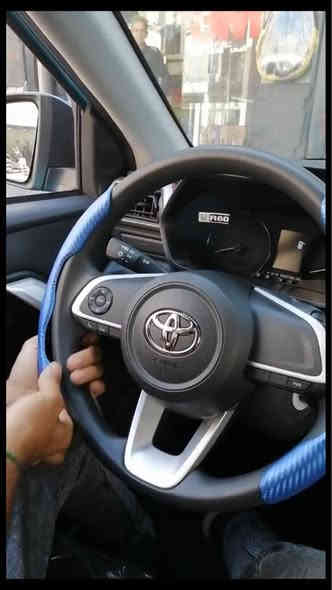 سلام عليكم 

قبضات مقود نصفية بنقشة كاربون لمظهر رياضي جذاب.

تركيب فوري بدون خياطة أو أدوات.

ملمس مانع للانزلاق لقيادة مريحة في كل الفصول.

تجدد الجزء البالي من المقود وتزيد فخامة الداخلية. السعر 17وتوصيل مجاني 

متوفرة بعدة ألوان لتناسب ذوقك  
***********متواجد واتساب بغداد
