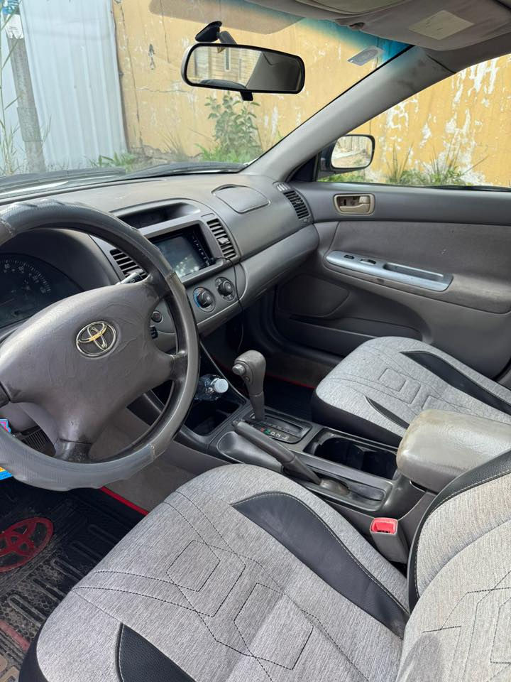 السلام عليكم 
كامري 2004 
مصبوغة عام للجمالية 
جاهزة من كل النواحي 
محرك 2400 
كير محرك تبريد كله شغال 
شاشة كاميرا 
رقم بغداد باسمنة 
سنوية لل 2029 
وارد امريكي 
مكان السيارة بغداد حي القاهرة 
السعر 90 وبيه مجال 
***********
