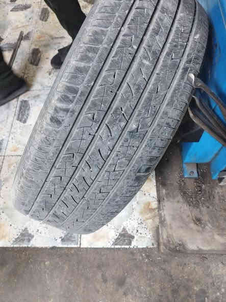 السلام عليكم زوج تايرات للبيع صيني سعر الزوج ٣٥ حجم ٢٣٥ / ٥٥/ ١٩  واحد كلش نظيف والثاني بيها فتيلة بس ماينزل التاير
للاتصال ***********
