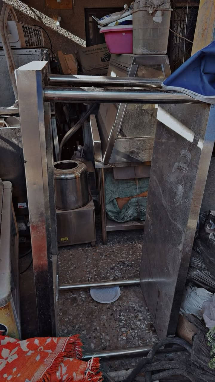 كرل ستيل 3 عيون
قلايه 3 مدافع
جدر كنتاكي ابو شاشه وفلتر
ميز ستيل عدد 2
براد مقبلات 
ثلاجه نص تجميد ونص تبريد
ميز قرمشه كنتاكي 
عجانه 10 كيلو 
بيع شلع الي يريدهم شلع يتصل
***********
