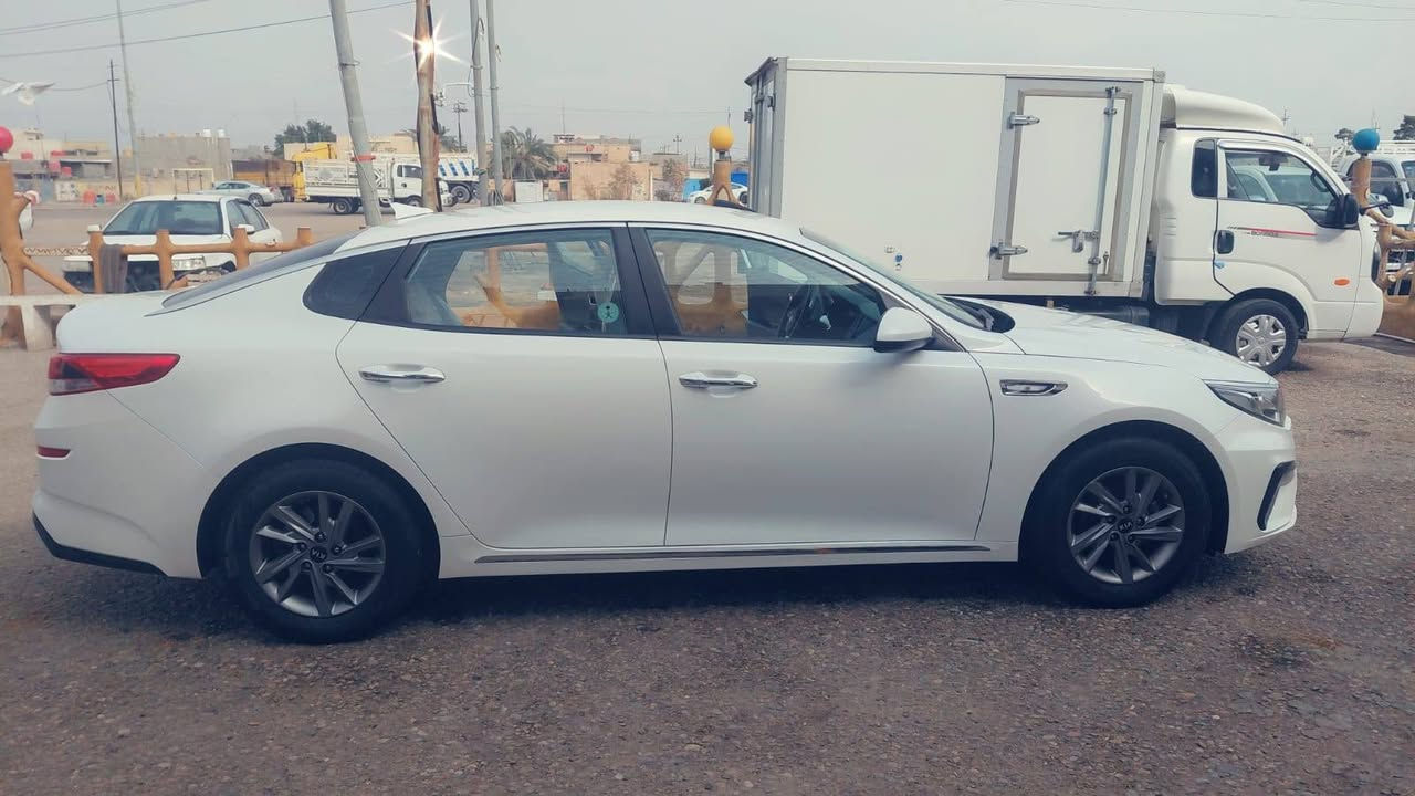 ســـــلام عـــــــليكم
سياره وارد كــــــوري كوري 
موديل 2020
سياره خصوصي بصمه 
ماشــيه 58
بيهه قطعتين صبغ 
ســــــعر 168 بيه مجال بسيط
***********
الصبغ محدد بالصور مع قبق الجنطه بدون اي دواخل
