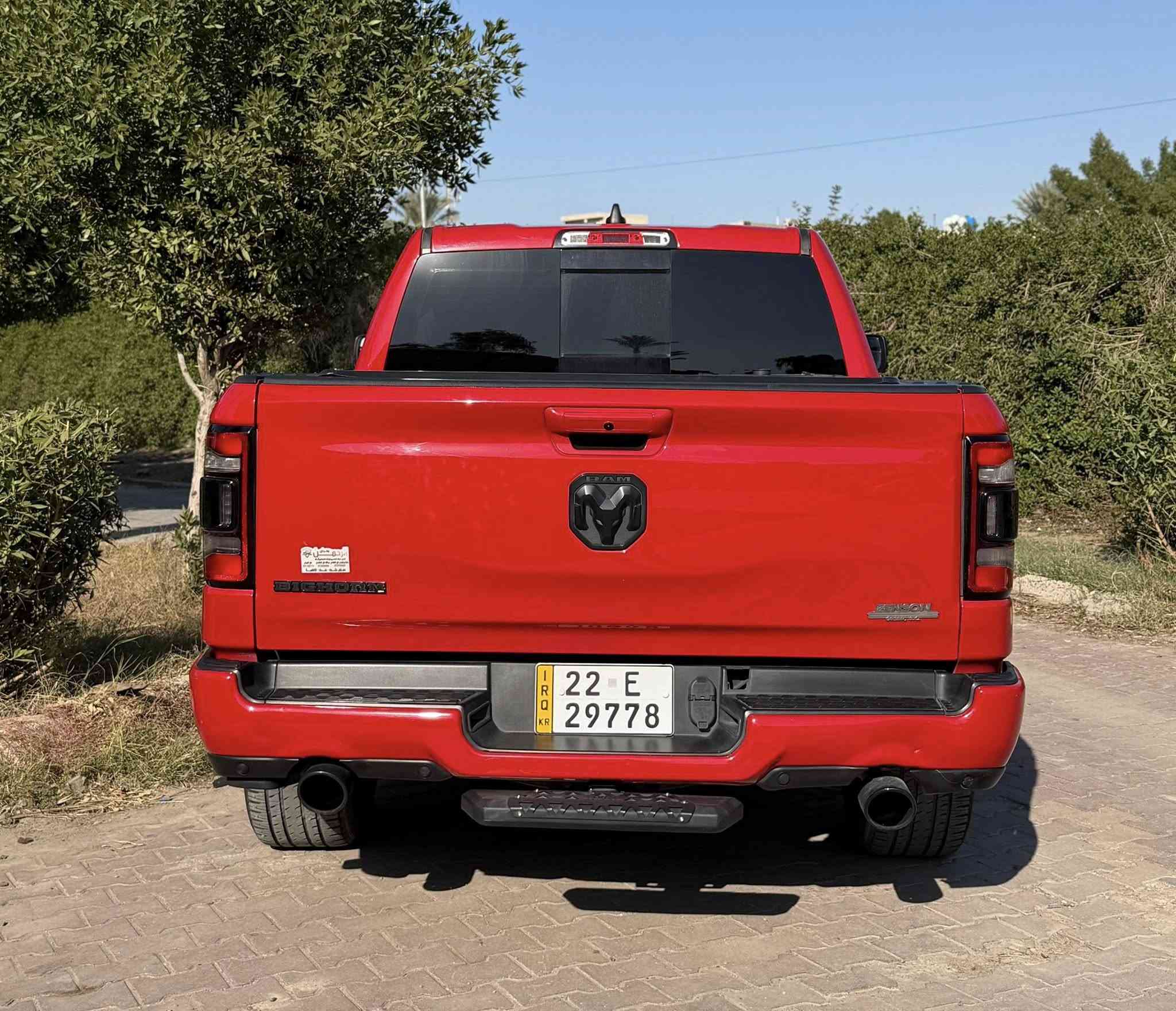 السلام عليكم
دوج رام  
‏ (Big Horn )
موديل : 2021 
ماشية : 69 الف 
المواصفات 
بصمة 
شاشة 
كاميرا 
تحكم ستيرن جهتين 
كروز سرعة 
المكينة 8 سلندر 
 5700 
لايت زنون 
لد امامي 
بلوجكتور لد 
حساسات امامية + خلفية 
كشنات جلد
كشنات كهرباء 
باب طويلة 
بدي كصير 
مري شفط كهرباء 
اشاير بالمري 
دوسات 
ويل كب كروم 
قطعتين تبريد 
دبل كزوز 
رادارات 
تحديد مسار 
قيادة ذاتية 
تشغيل عن بعد 
سايد بريك دكمة 
باب الخلفي كهرباء 
صندوك خلفي 
(رقم أربيل الجديد بأسمي وكالة او تحويل )
الحادث : جاملغ + ربع بنيد صبغ + باب السايق مبدل نفس الون . بدون اي دواخل 
( صور الحادث مرفقة ) 
السيارة جديدة جداً بدون اي نقص 
السعر : 345 وبيها مجال 
العنوان : بغداد الكاظمية قرب مرور الكاظمية معارض جكوك معرض الرحمن . 
للاستفسار 
عبدالرحمن 
 *********** 
 ***********
