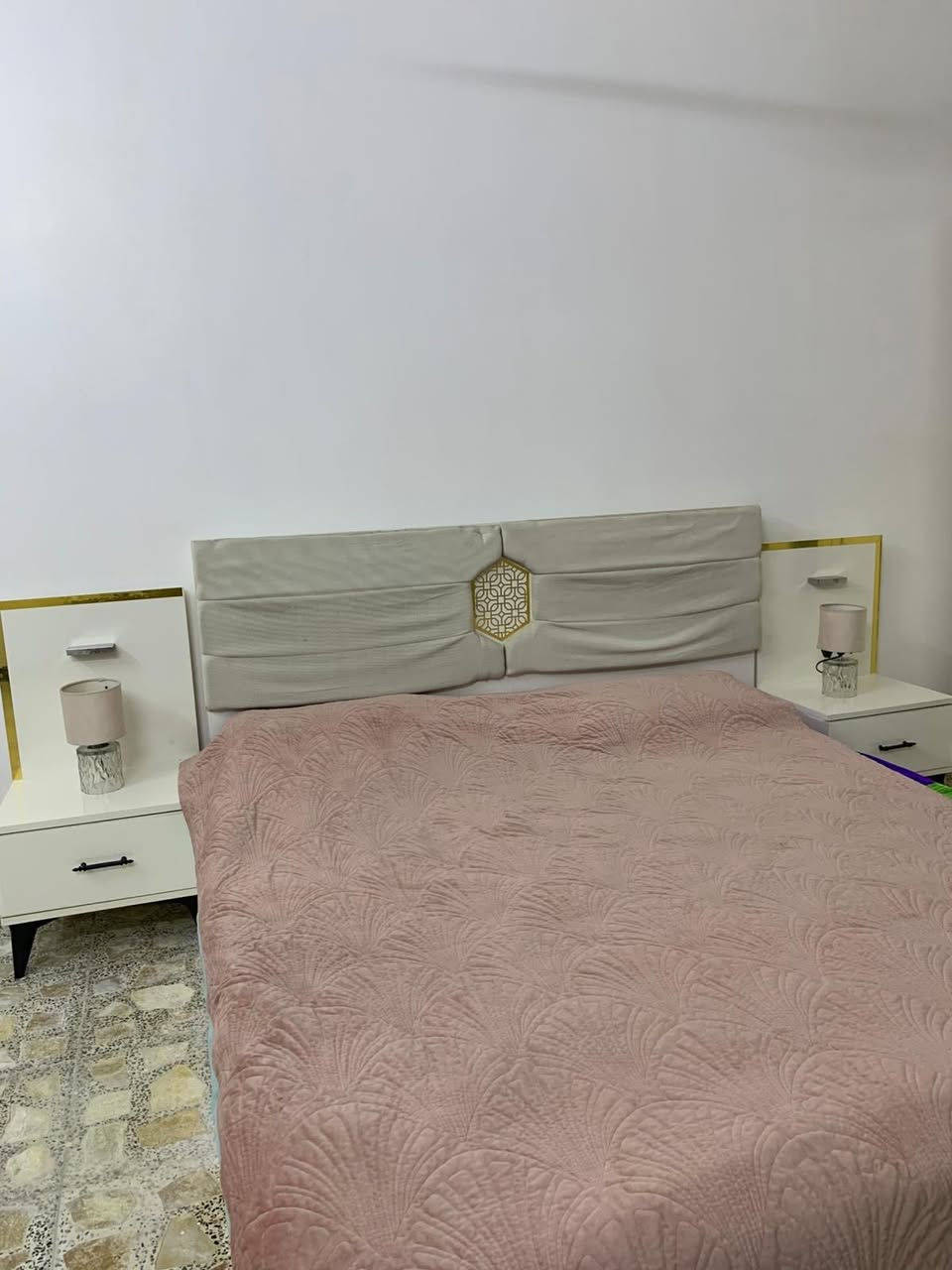 غرفة نوم كلش نضيفة سعرها 400 وياها تيبلام نفس اللون هديه 
و التخم قطعتين مقعد ثلاثي سعره 50


**إذا كنت صاحب هذا الإعلان وتريد حذفه لأي سبب، رجاءا أرسل رسالة إلى الدعم الفني**